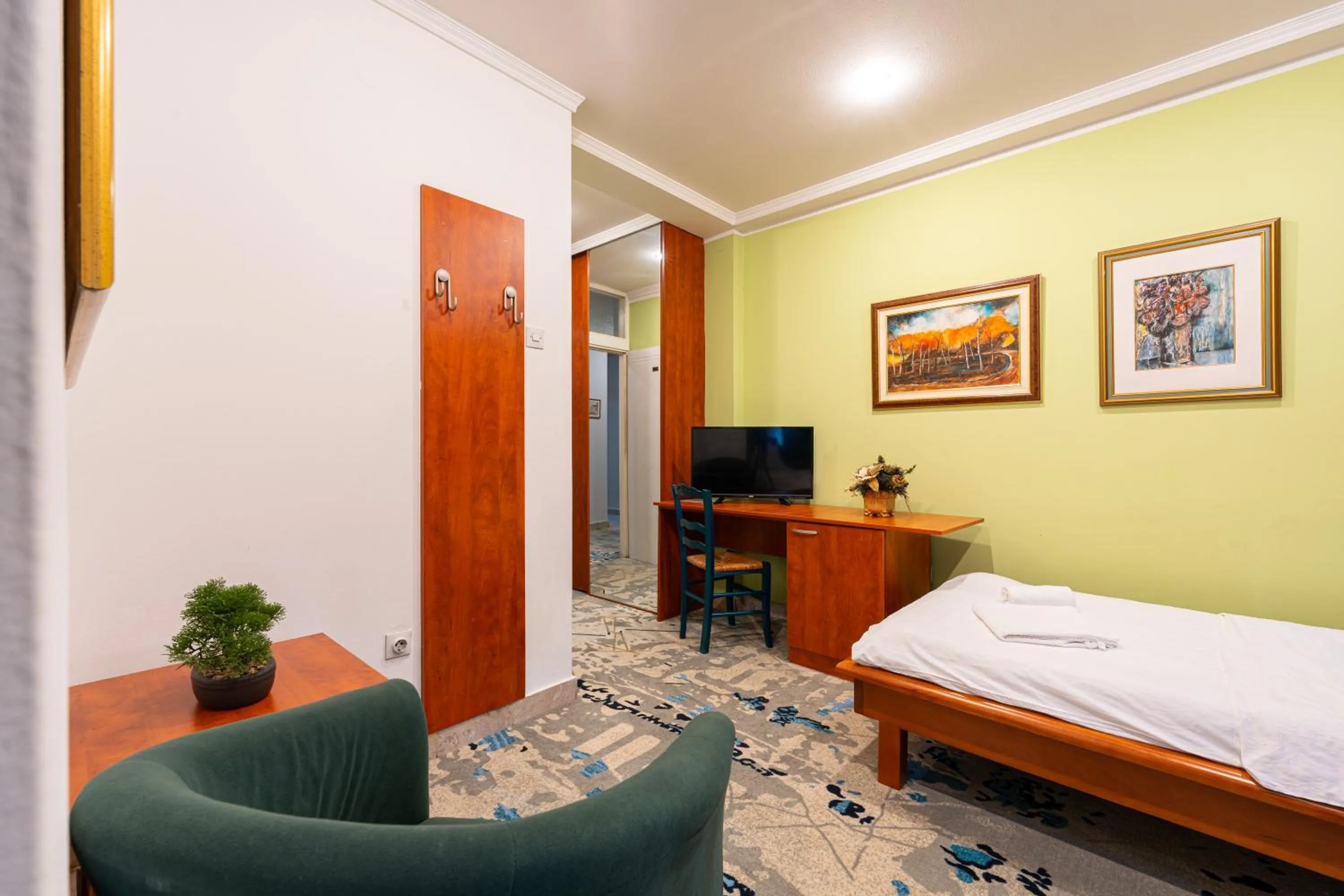 Bed in Hotel Bojatours