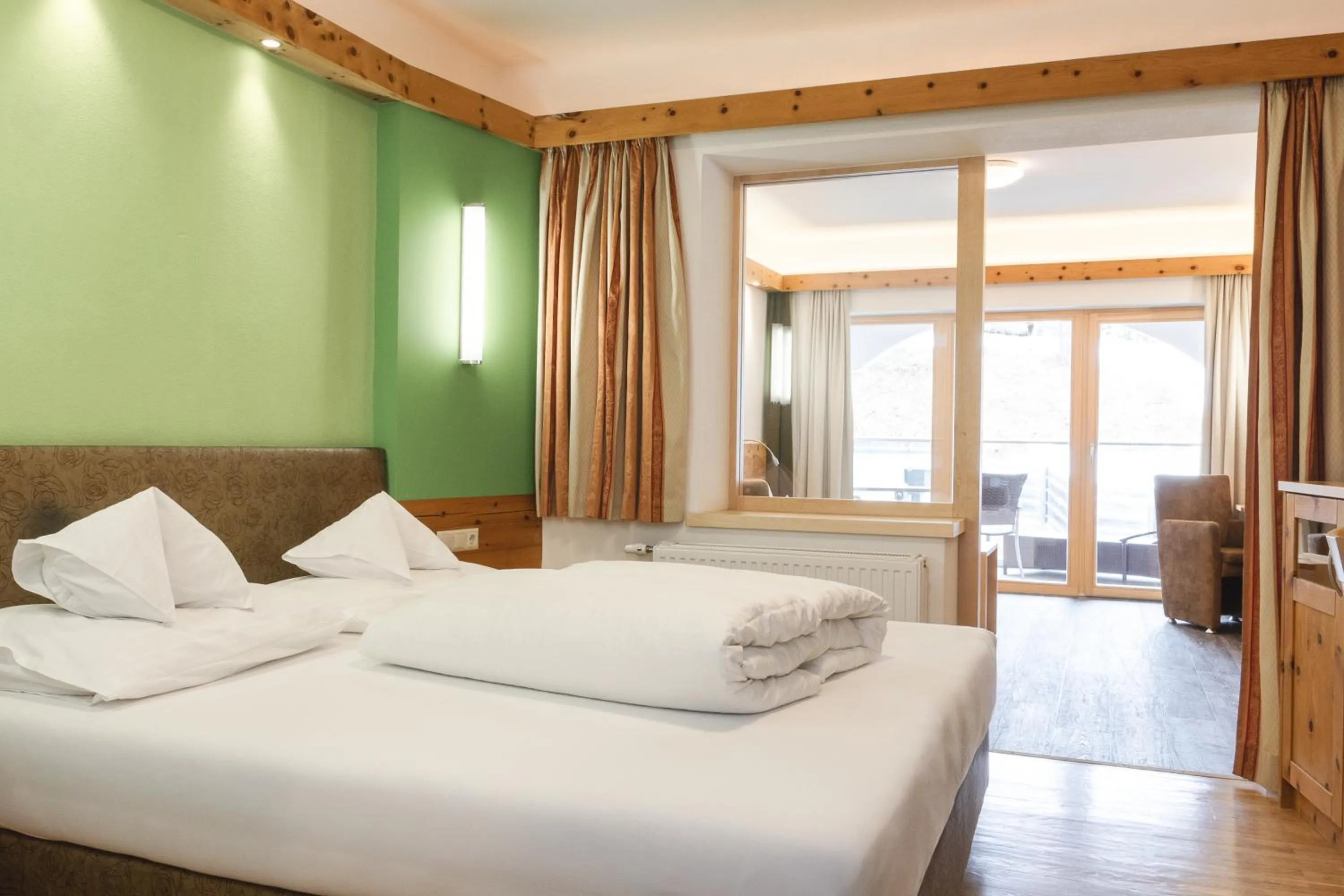 Bedroom, Bed in Schlosshotel Seewirt