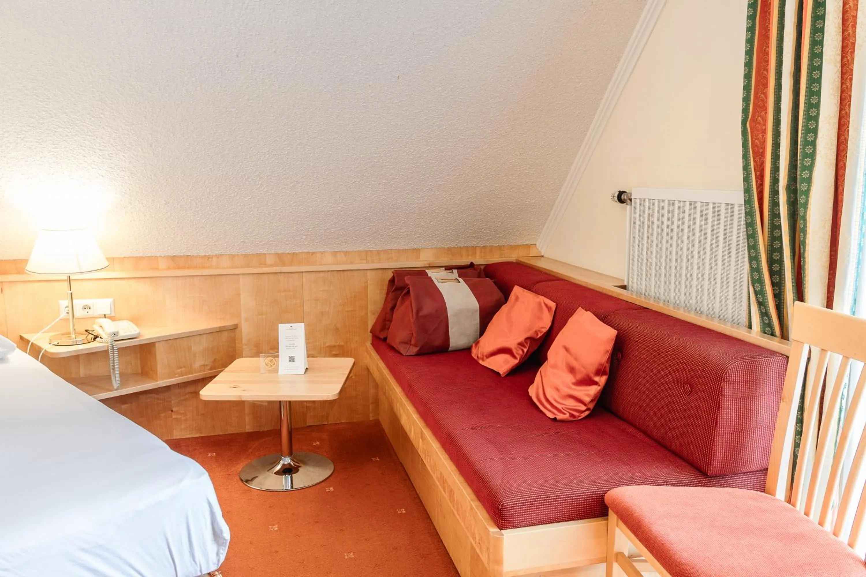 Seating area, Bed in Schlosshotel Seewirt