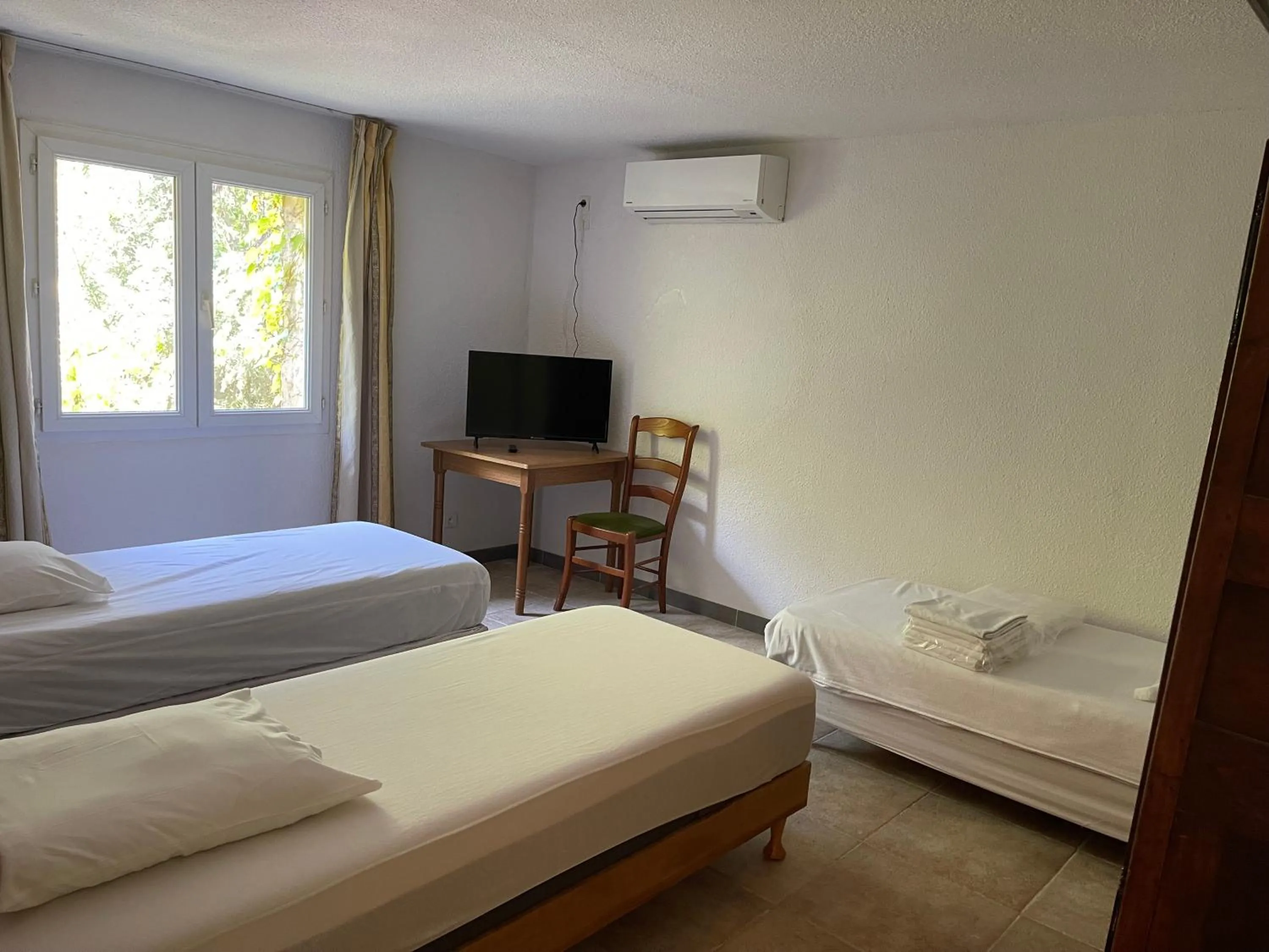 Bed in Apart'Hôtel Les 4 Sources