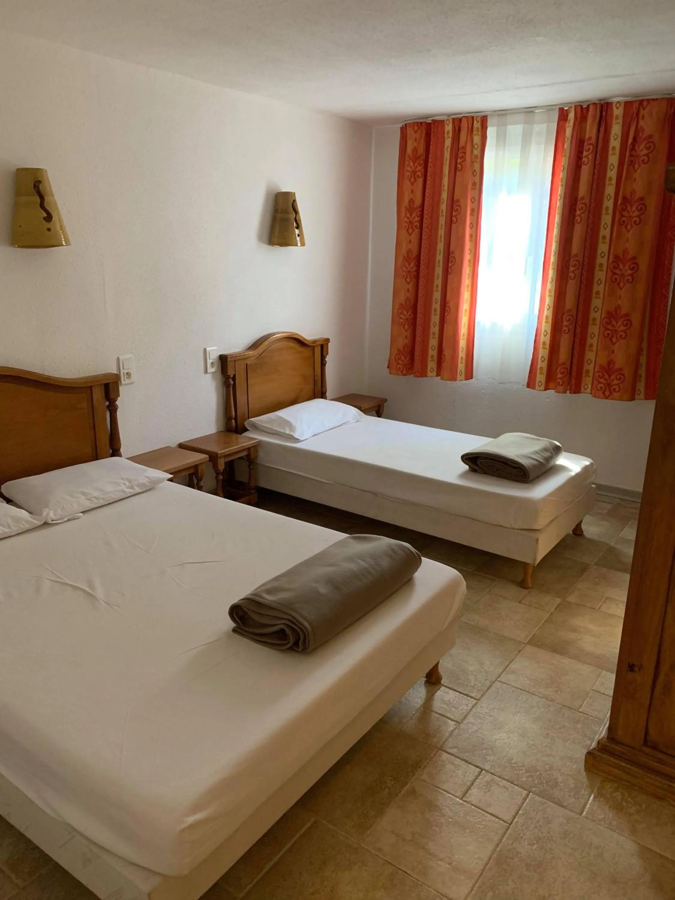 Bed in Apart'Hôtel Les 4 Sources