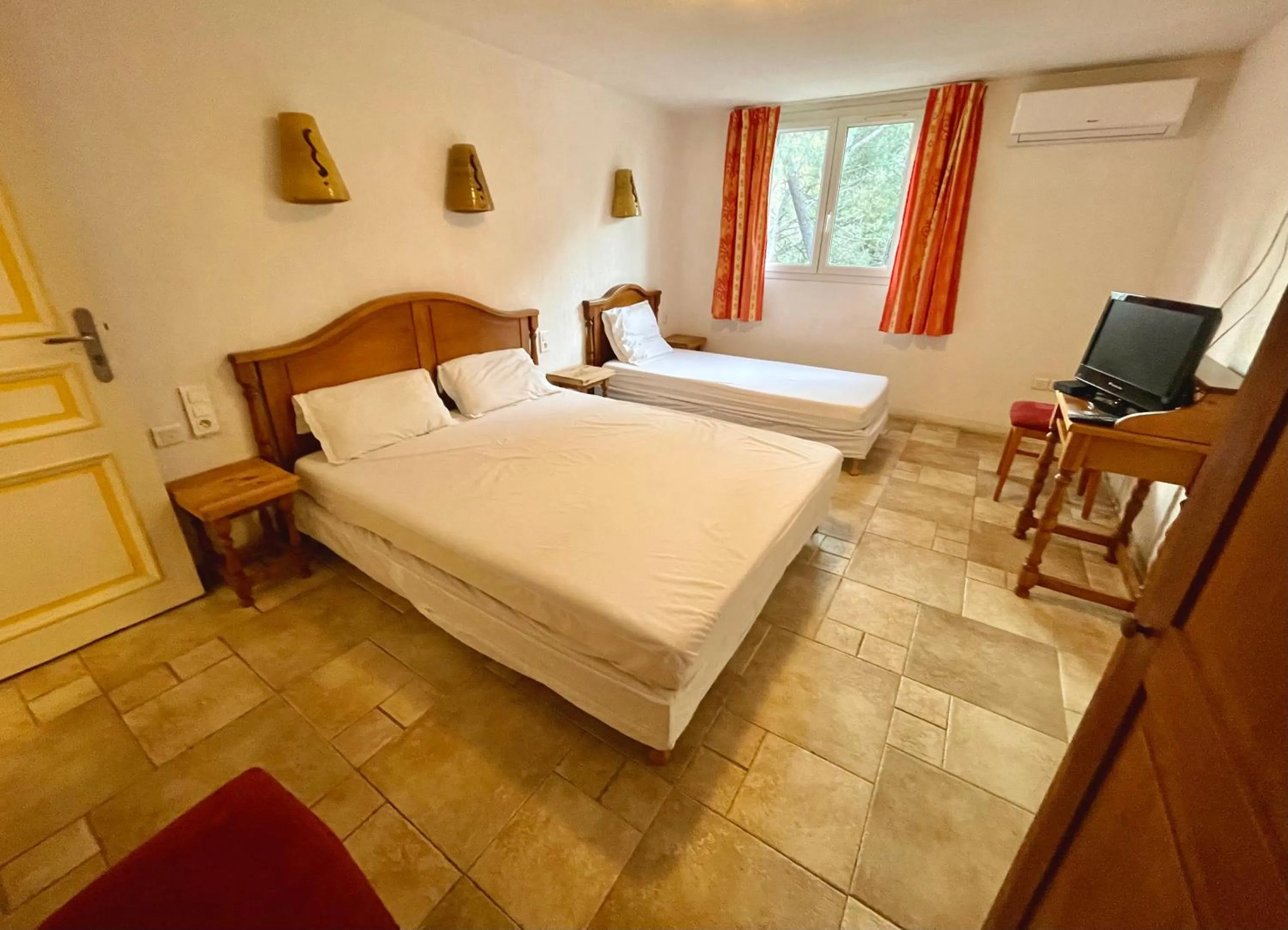 Bed in Apart'Hôtel Les 4 Sources