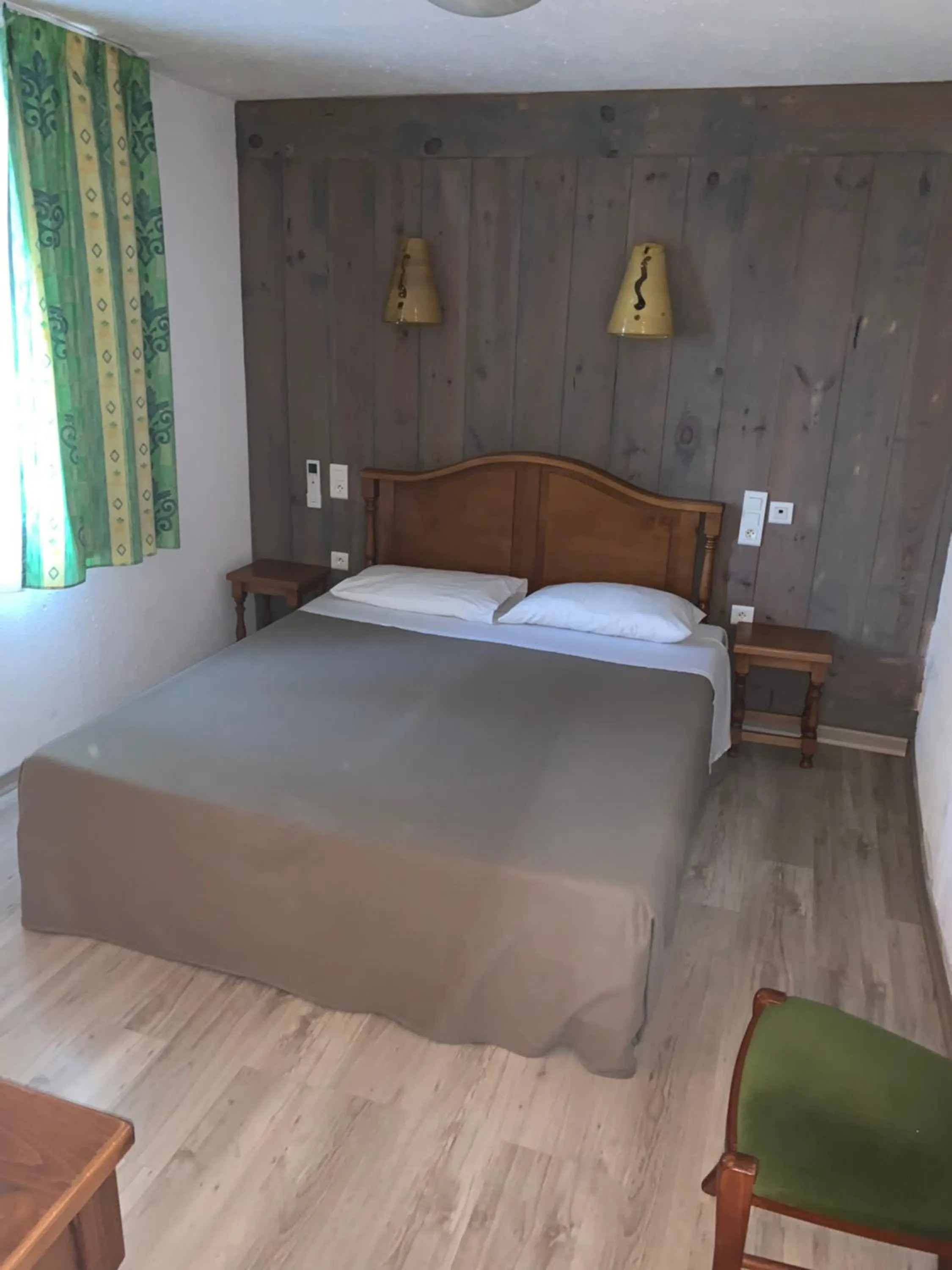 Bed in Apart'Hôtel Les 4 Sources