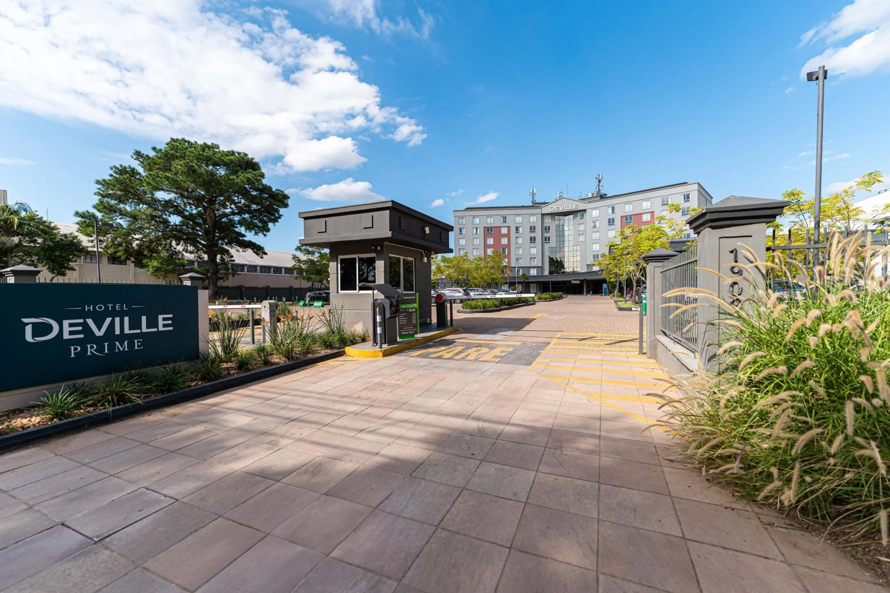 Facade/entrance in Hotel Deville Prime Porto Alegre