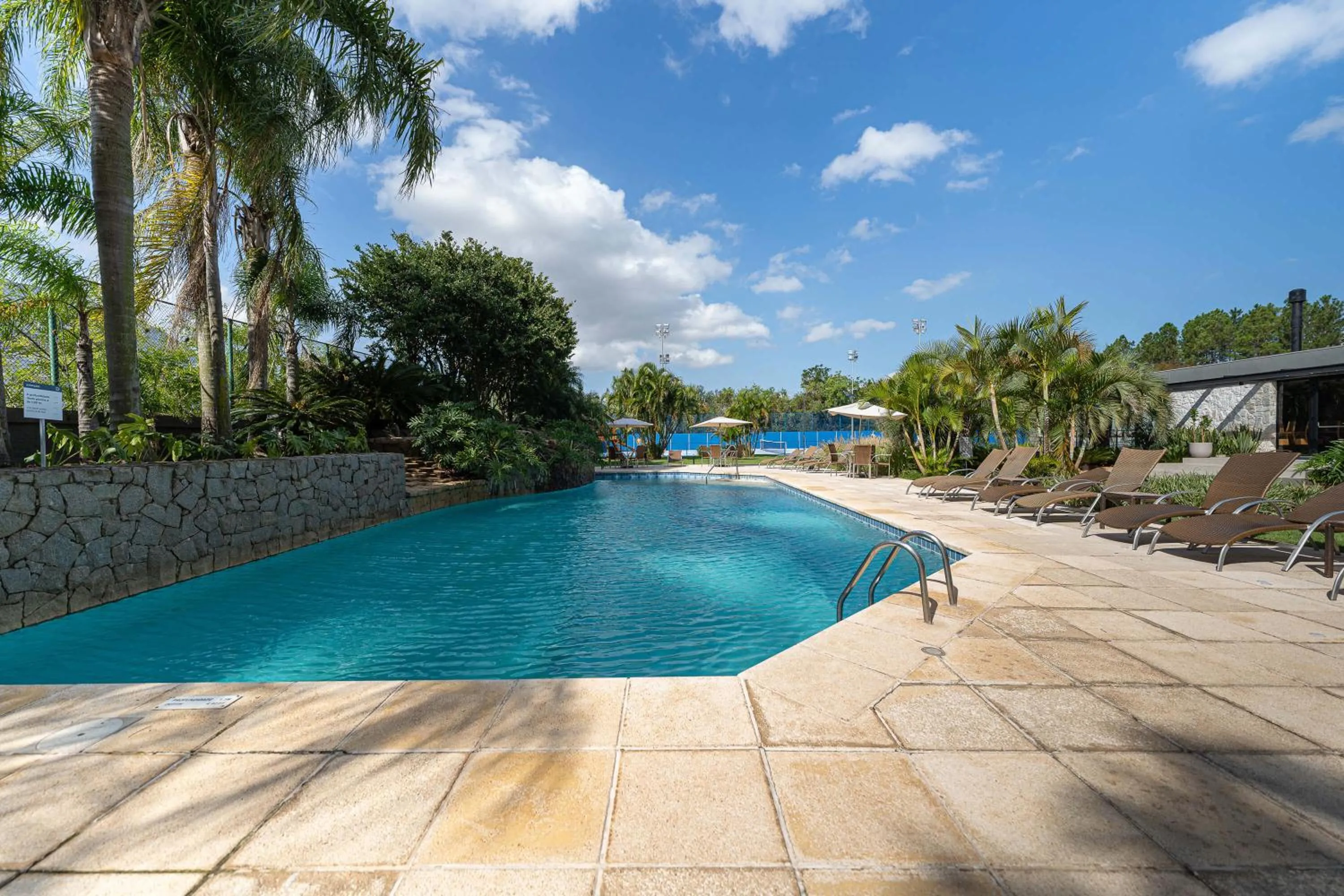 Swimming pool in Hotel Deville Prime Porto Alegre