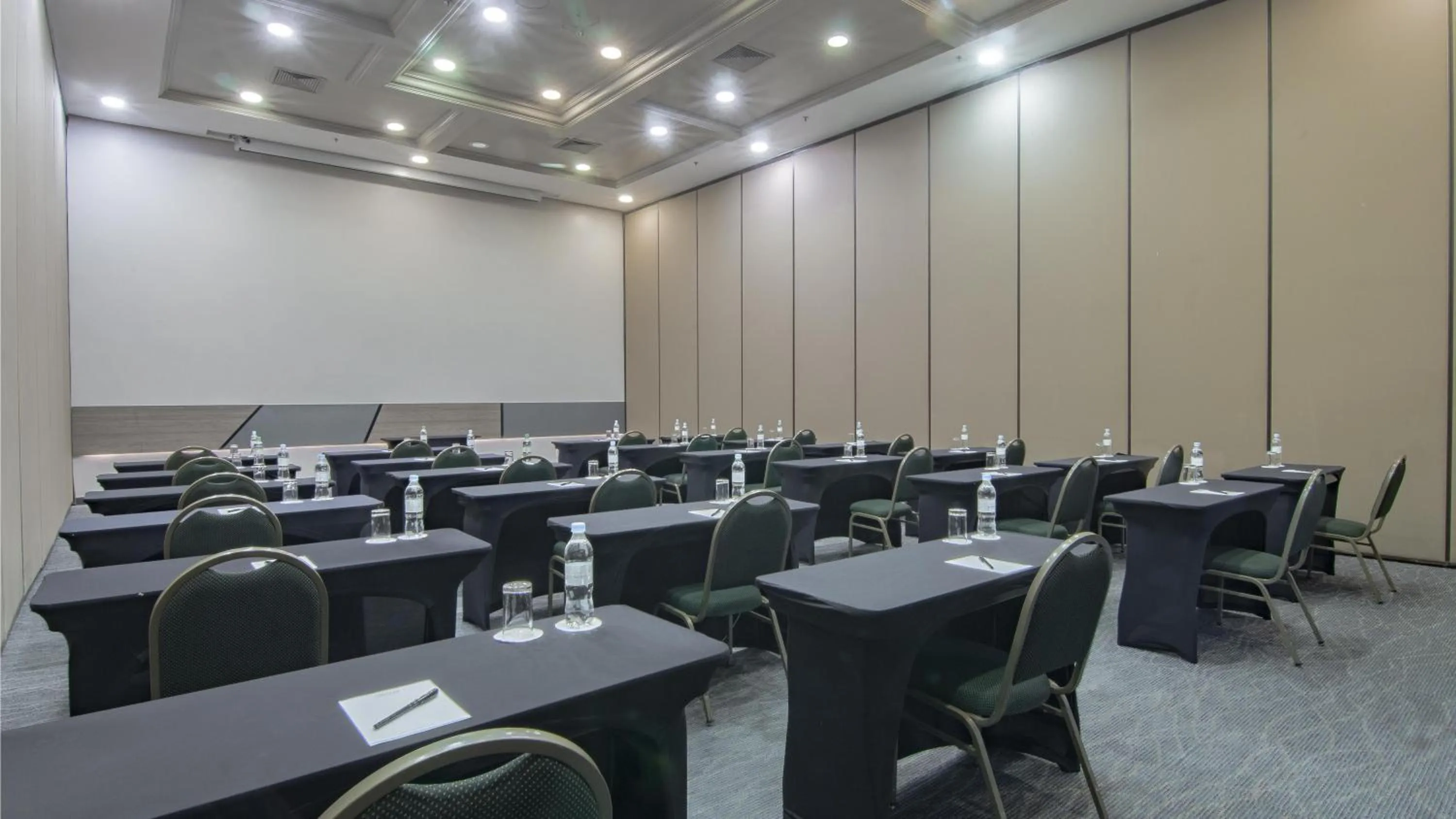 Meeting/conference room in Hotel Deville Prime Porto Alegre