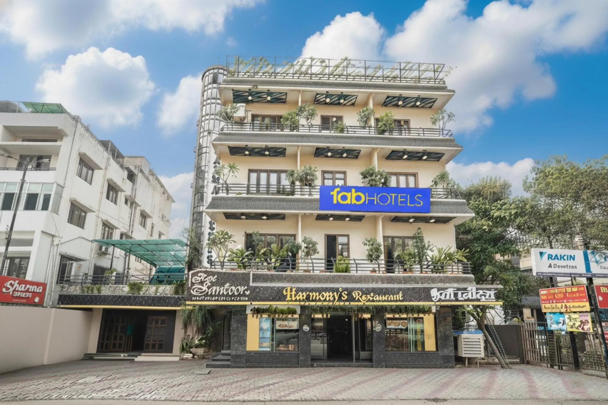 Facade/entrance in FabHotel Santoor Geeta Bhawan Square