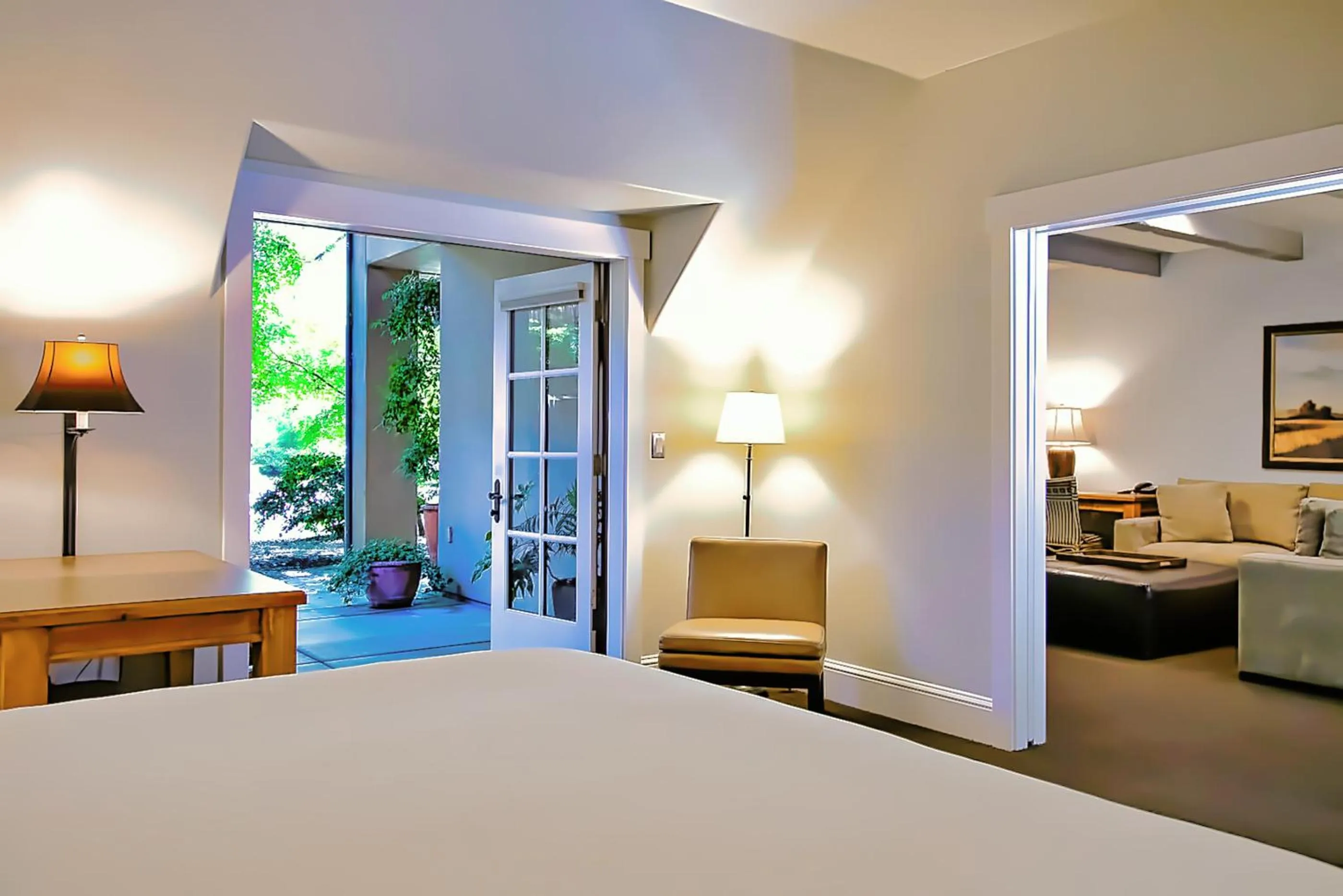 Living room, Bed in Appellation Lodi - Wine & Roses Resort and Spa