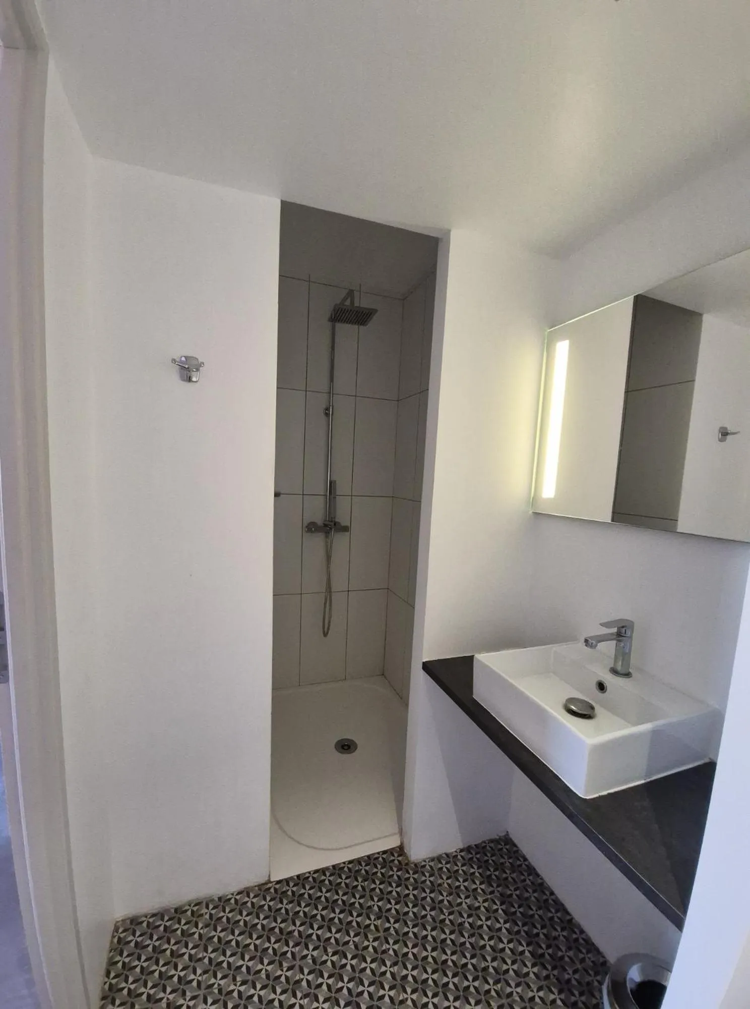 Shower in Contact Hôtel Le Minervois - Hôtel & Restaurant Au nord de Carcassonne