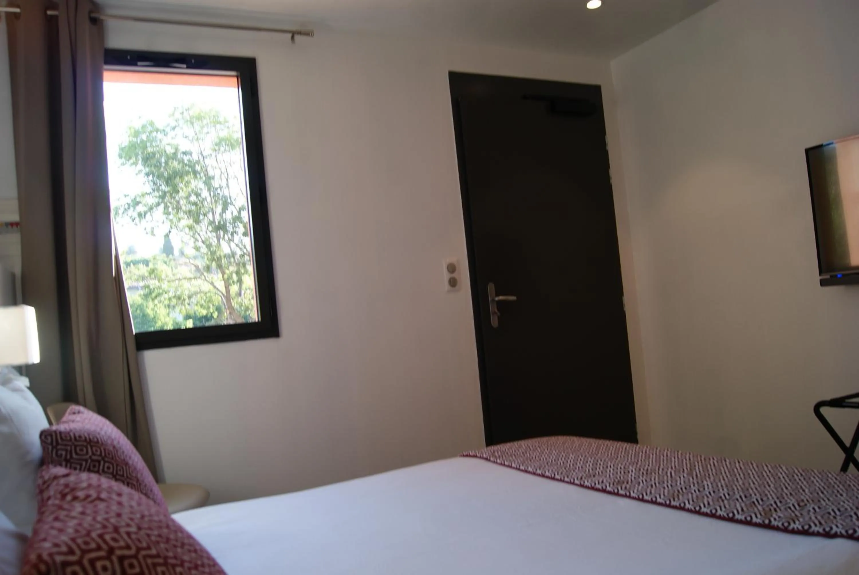 Bed in Contact Hôtel Le Minervois - Hôtel & Restaurant Au nord de Carcassonne