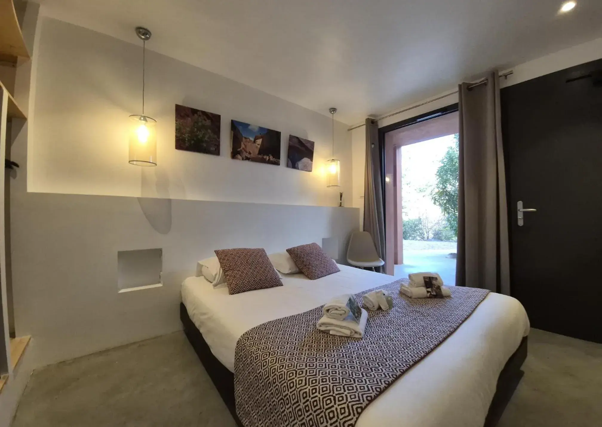 Standard Double Room in Contact Hôtel Le Minervois - Hôtel & Restaurant Au nord de Carcassonne Standard Double Room in Contact Hôtel Le Minervois - Hôtel & Restaurant Au nord de Carcassonne