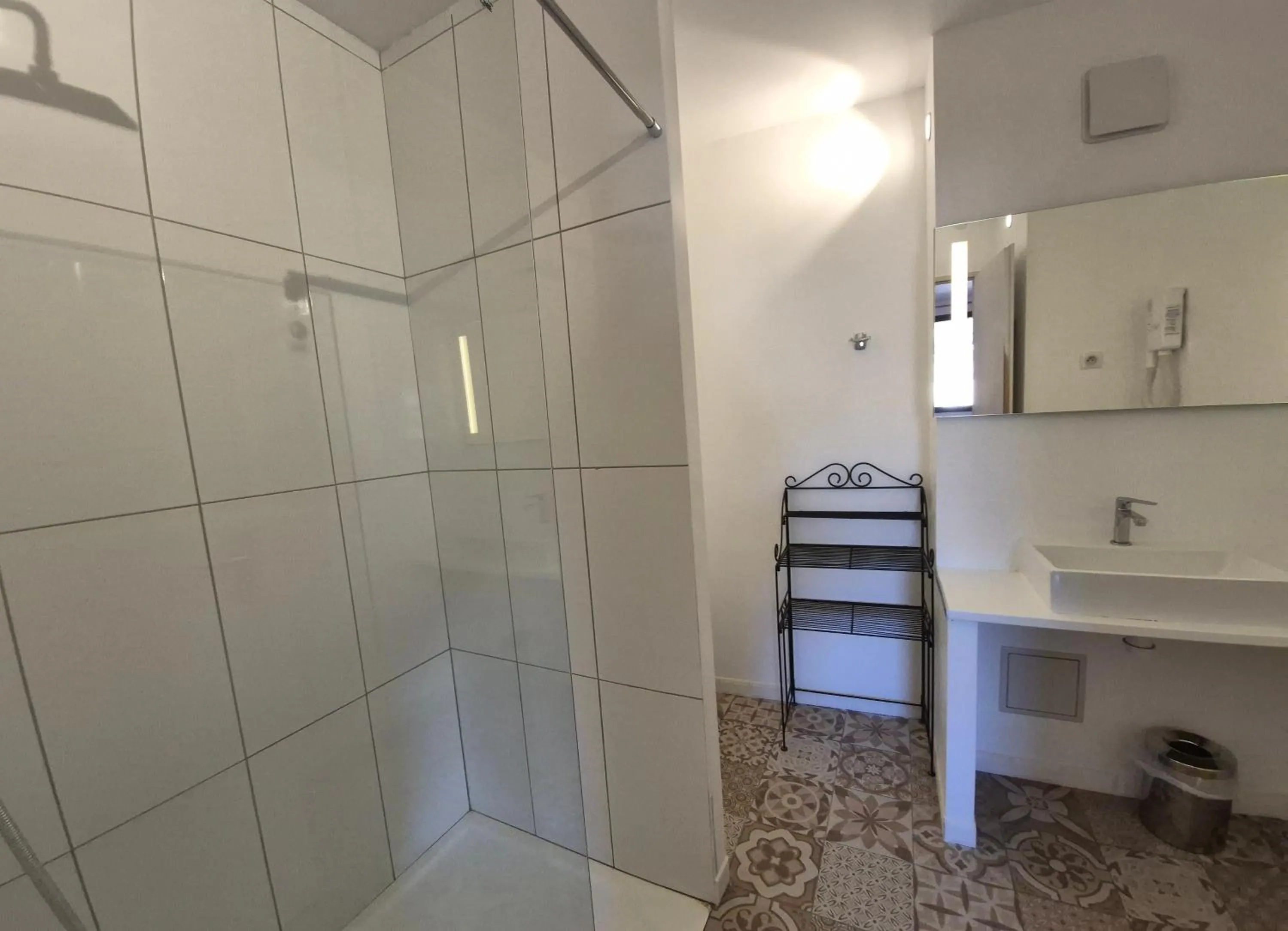 Bathroom in Contact Hôtel Le Minervois - Hôtel & Restaurant Au nord de Carcassonne