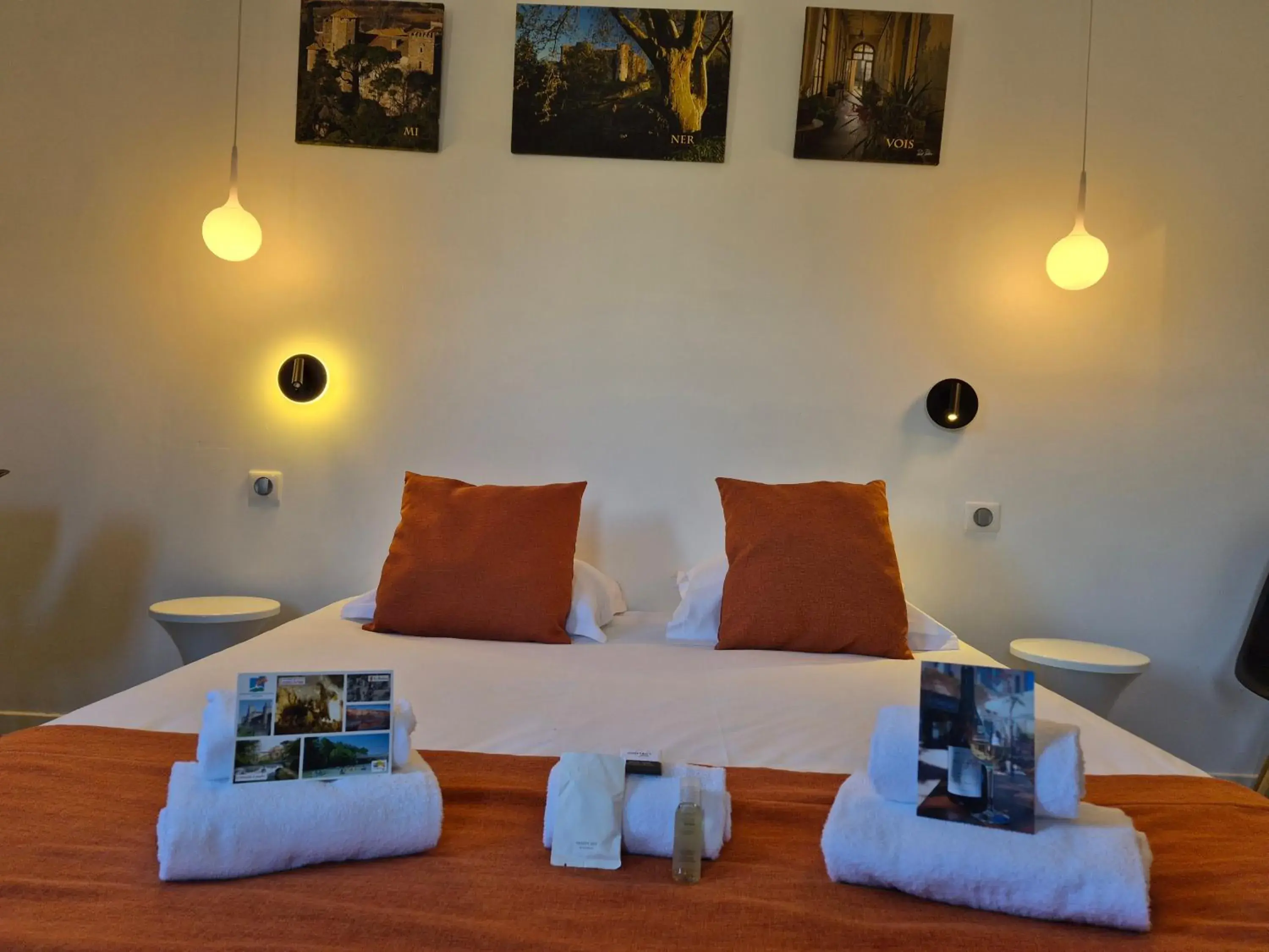 Quadruple Room in Contact Hôtel Le Minervois - Hôtel & Restaurant Au nord de Carcassonne Quadruple Room in Contact Hôtel Le Minervois - Hôtel & Restaurant Au nord de Carcassonne