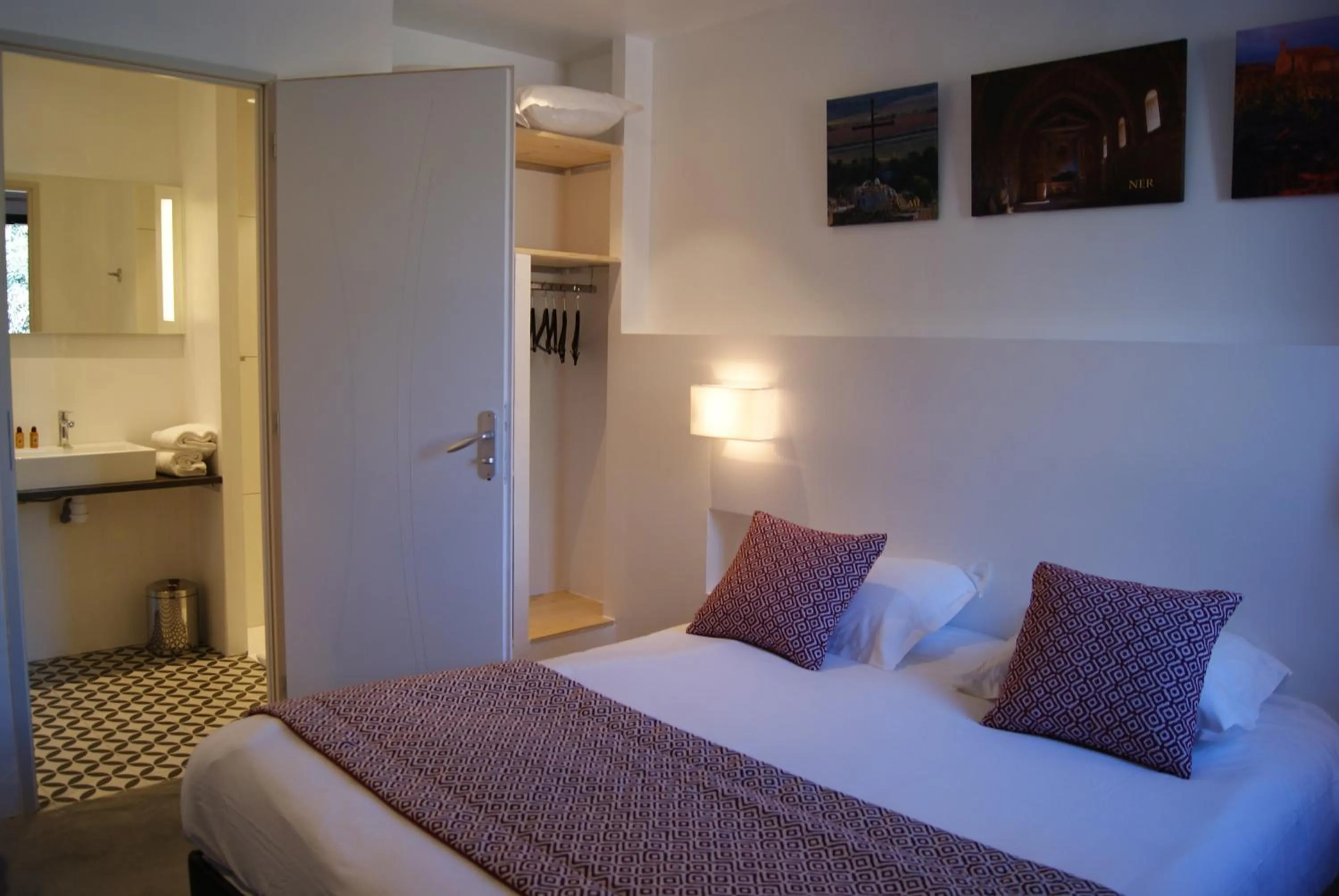 Bed in Contact Hôtel Le Minervois - Hôtel & Restaurant Au nord de Carcassonne