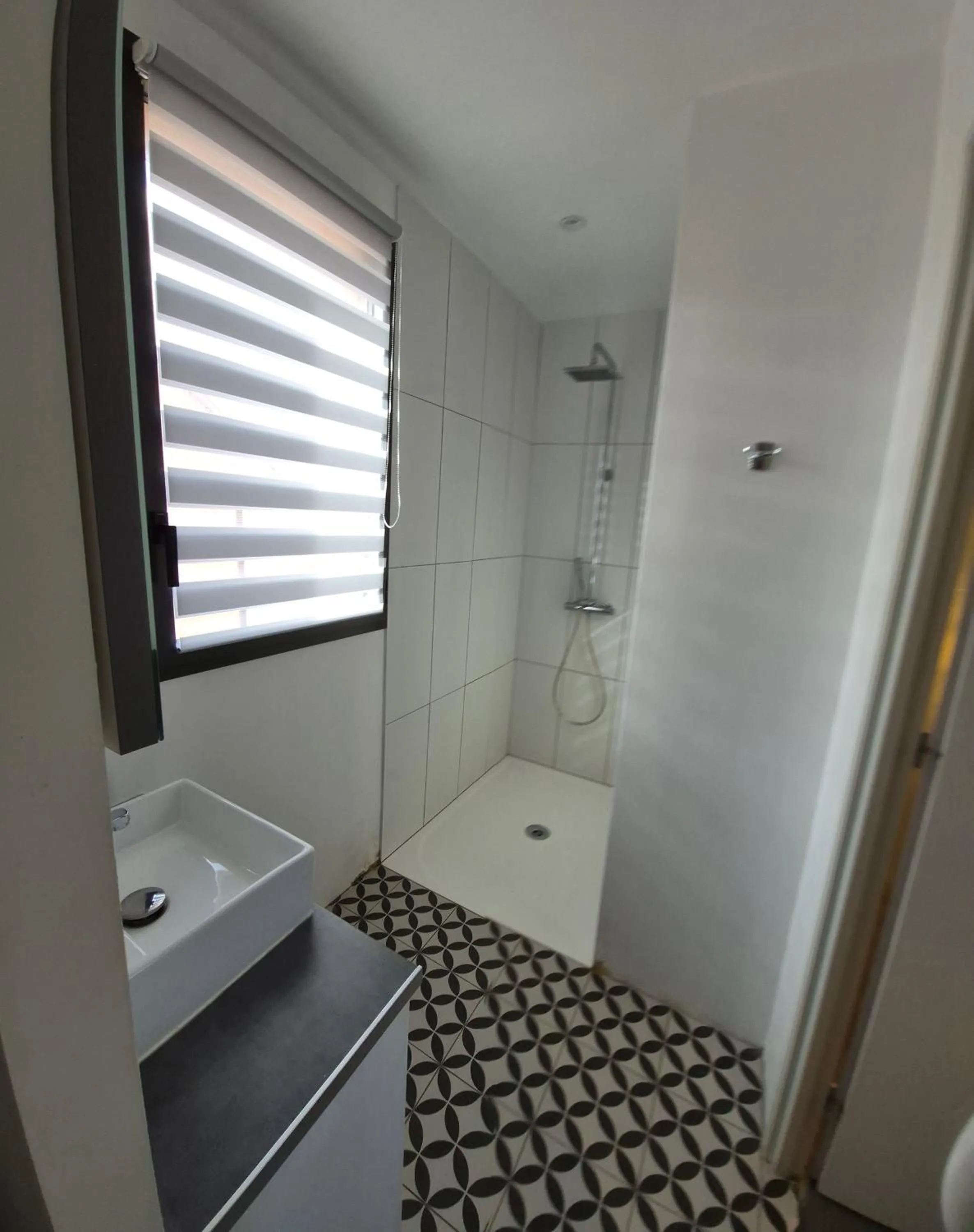 Shower in Contact Hôtel Le Minervois - Hôtel & Restaurant Au nord de Carcassonne