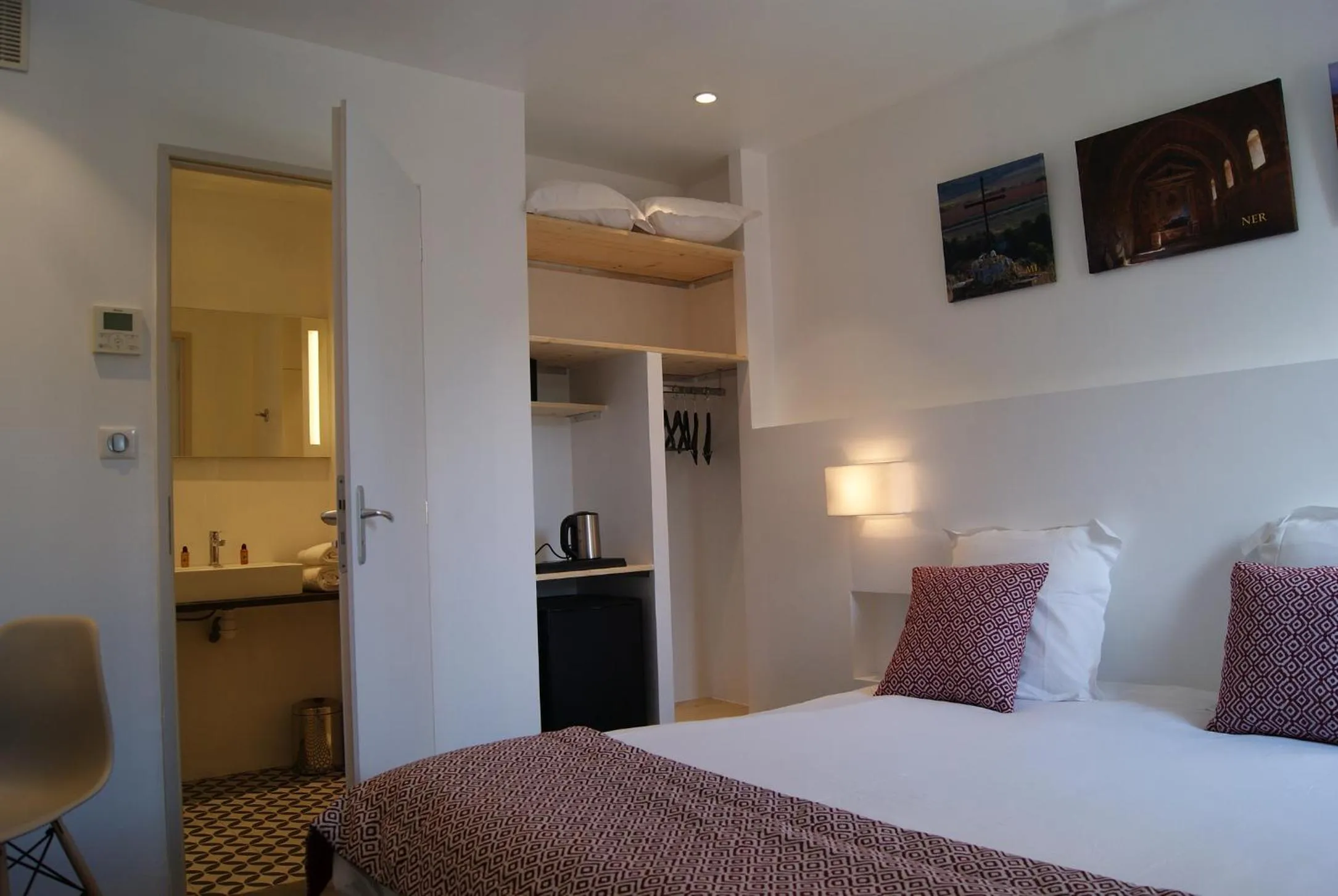 Bed in Contact Hôtel Le Minervois - Hôtel & Restaurant Au nord de Carcassonne