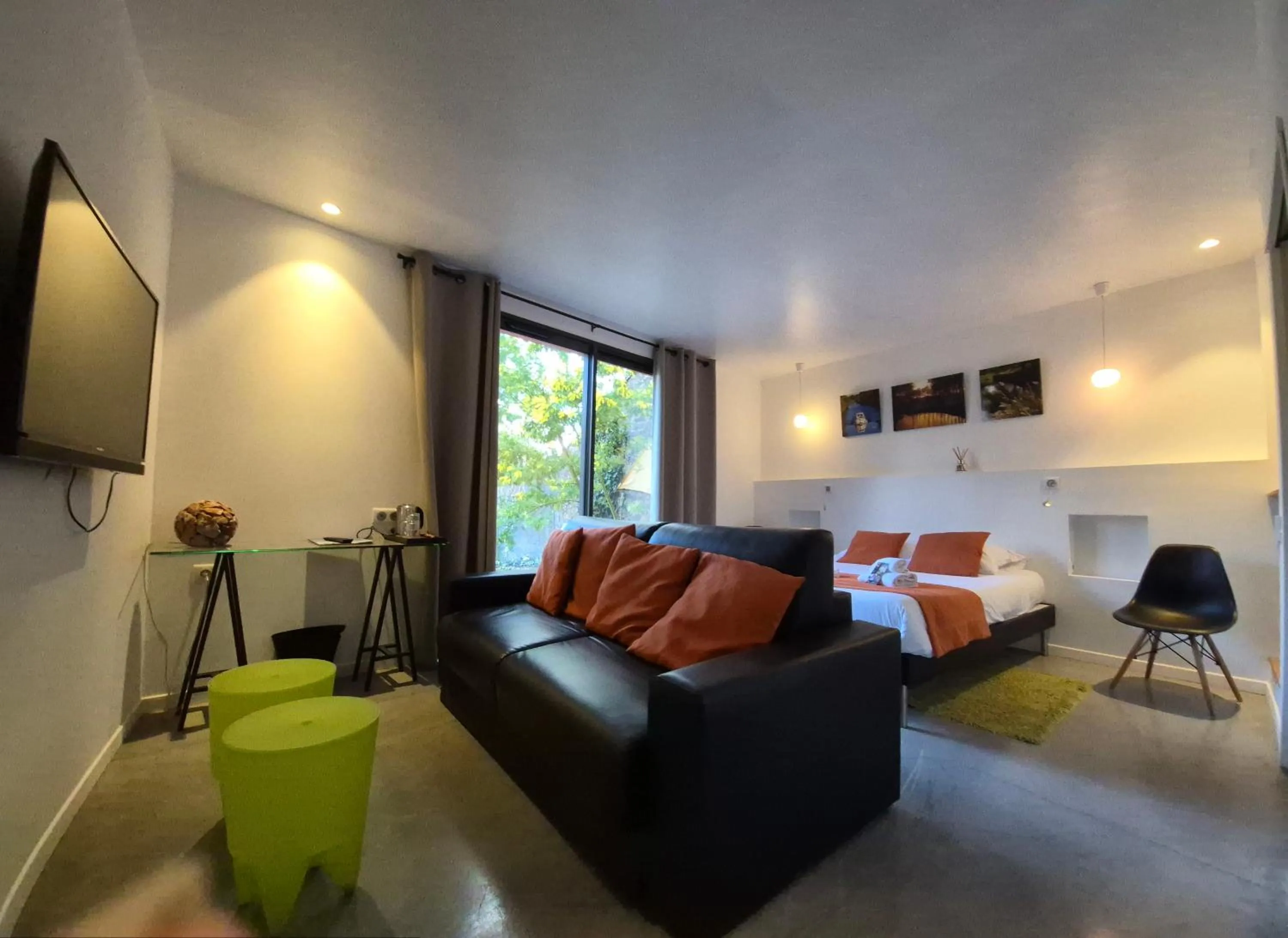 Seating area in Contact Hôtel Le Minervois - Hôtel & Restaurant Au nord de Carcassonne