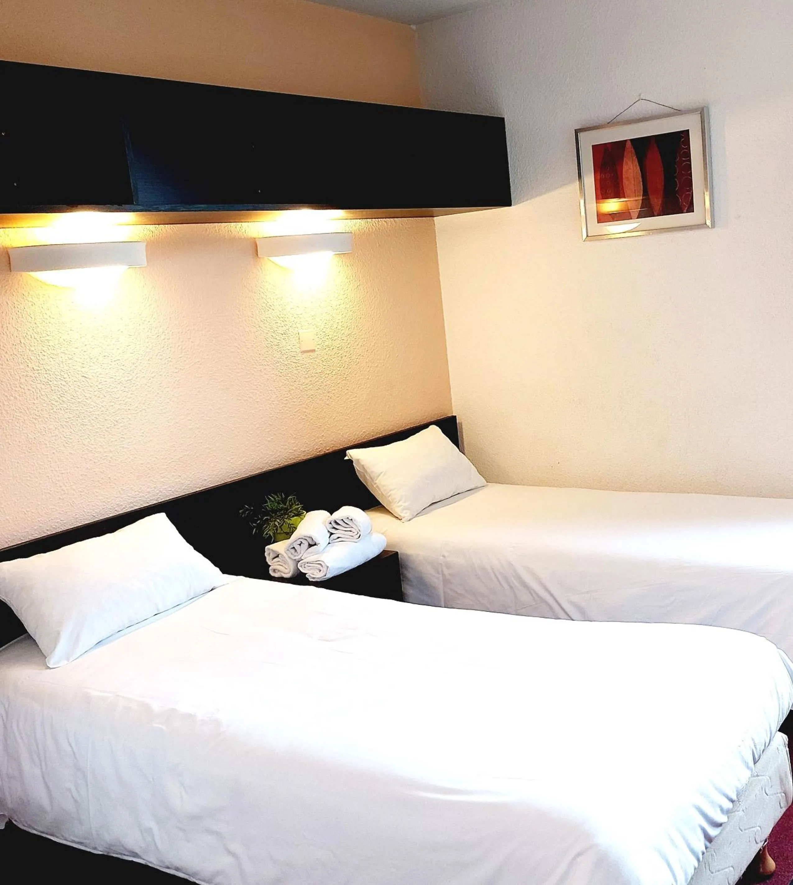 Shower, Bed in Hôtel du Parc Limoges & Restaurant "Le temps d'une pause"