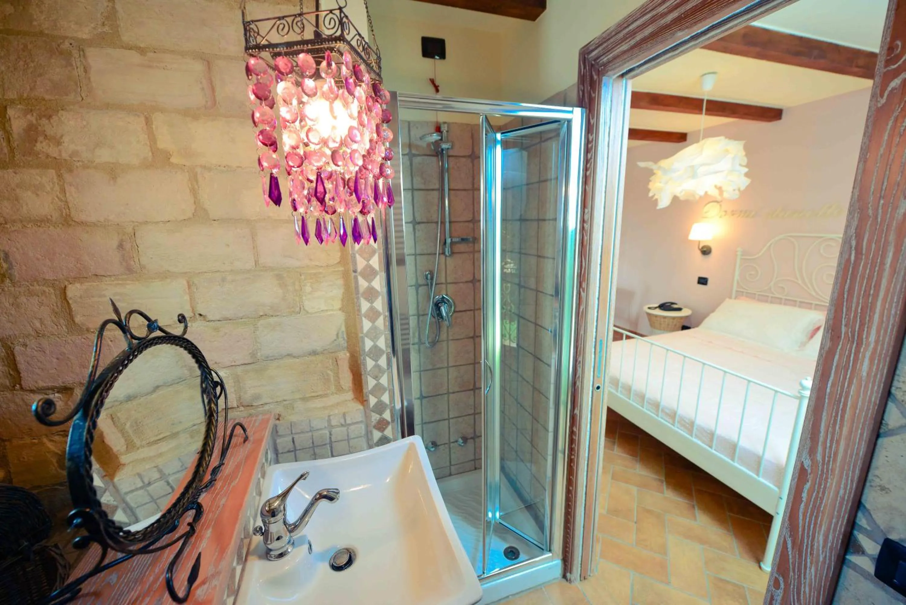 Shower, Bed in Casale905