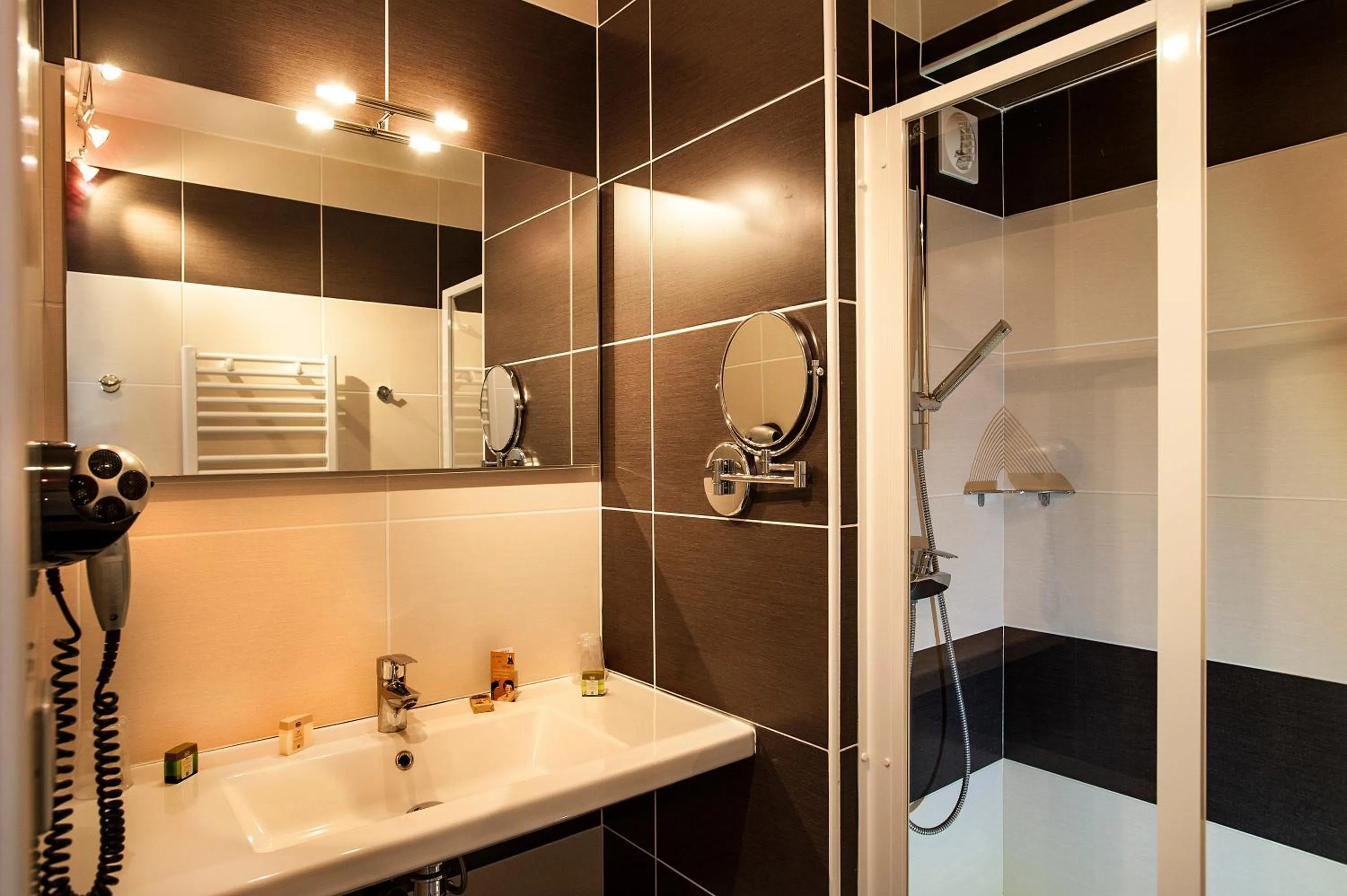 Shower in Logis Hôtel Restaurant Les 2 Rives - A75, en bordure de rivière