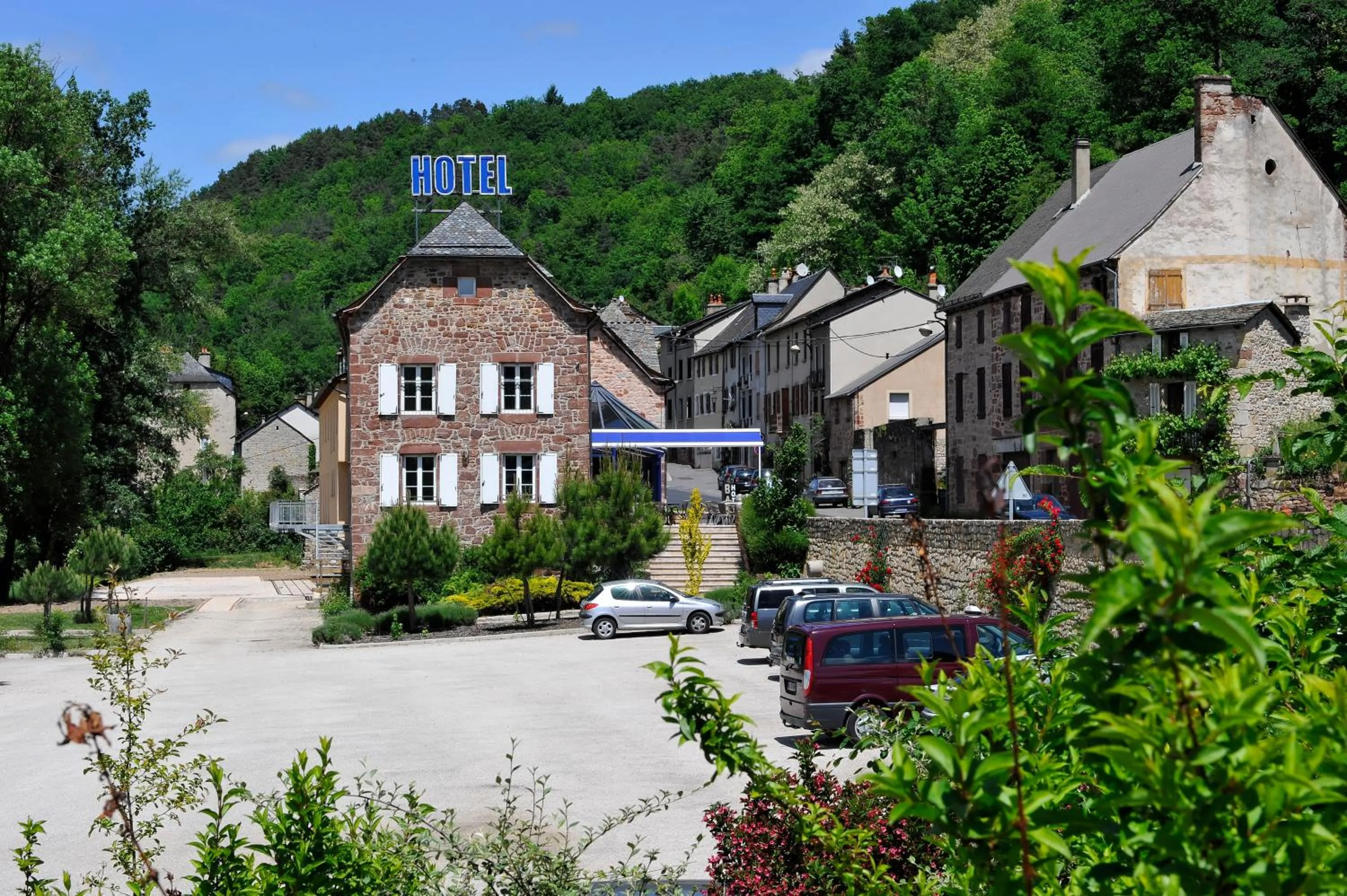 Property building in Logis Hôtel Restaurant Les 2 Rives - A75, en bordure de rivière