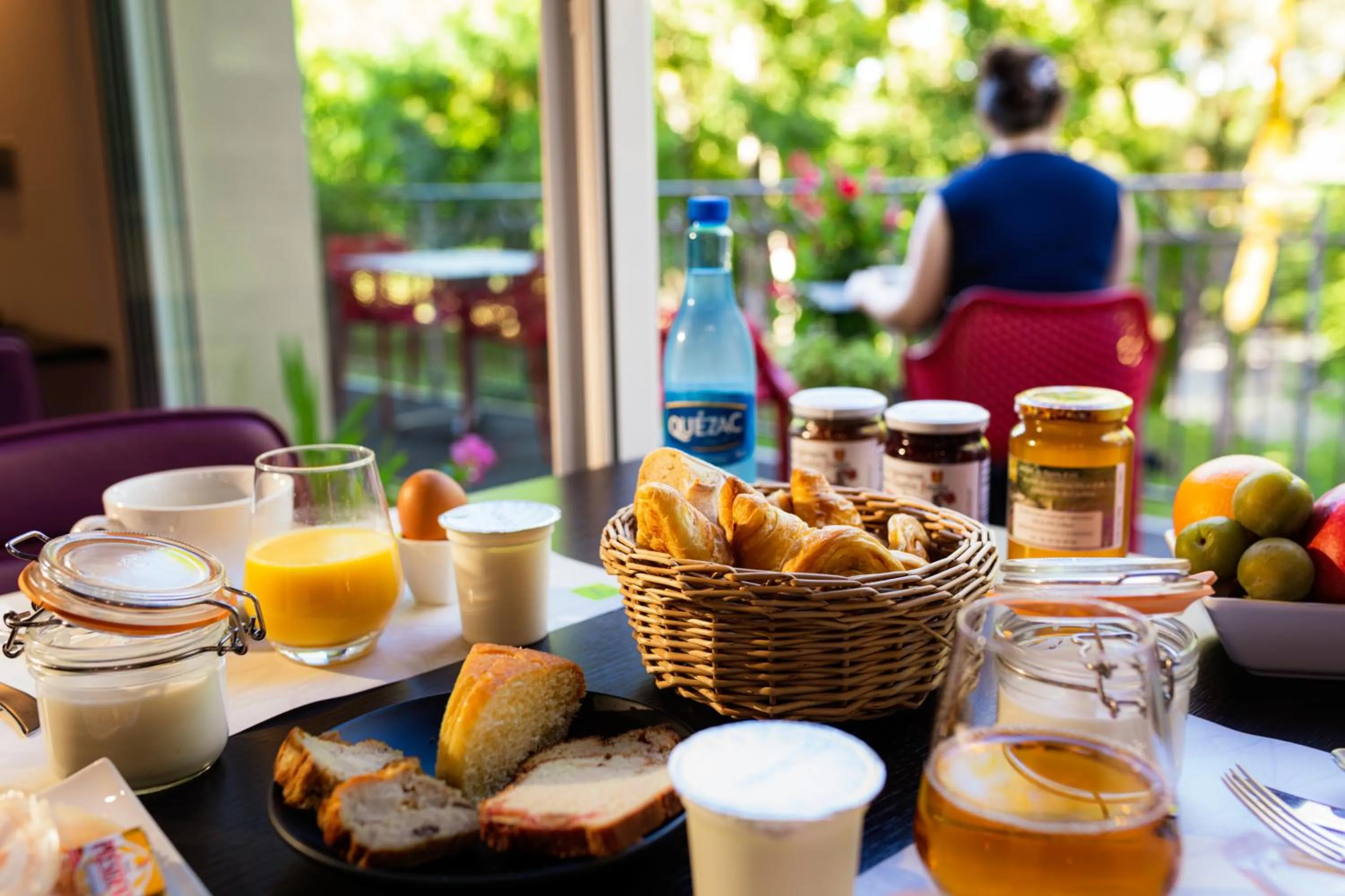 Breakfast in Logis Hôtel Restaurant Les 2 Rives - A75, en bordure de rivière