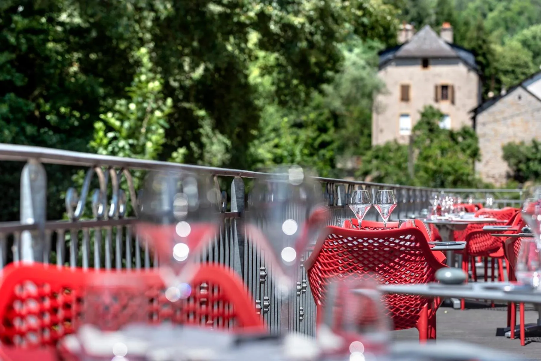 Patio in Logis Hôtel Restaurant Les 2 Rives - A75, en bordure de rivière