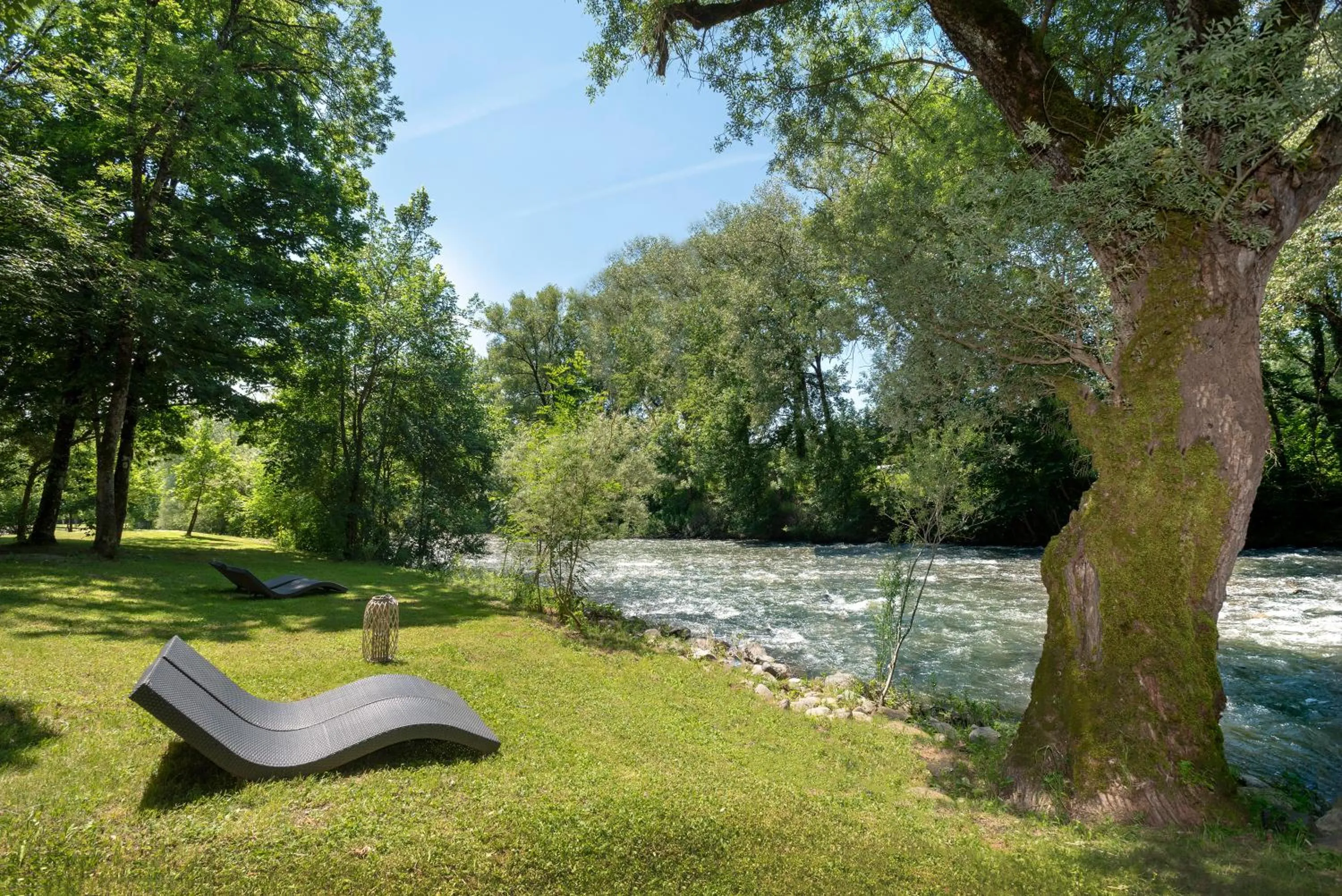 Garden view in Logis Hôtel Restaurant Les 2 Rives - A75, en bordure de rivière
