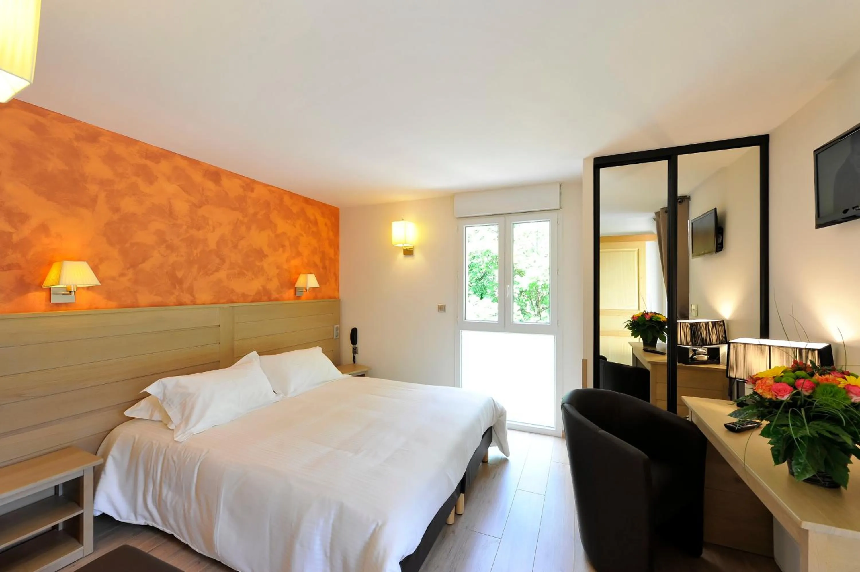 Photo of the whole room, Bed in Logis Hôtel Restaurant Les 2 Rives - A75, en bordure de rivière