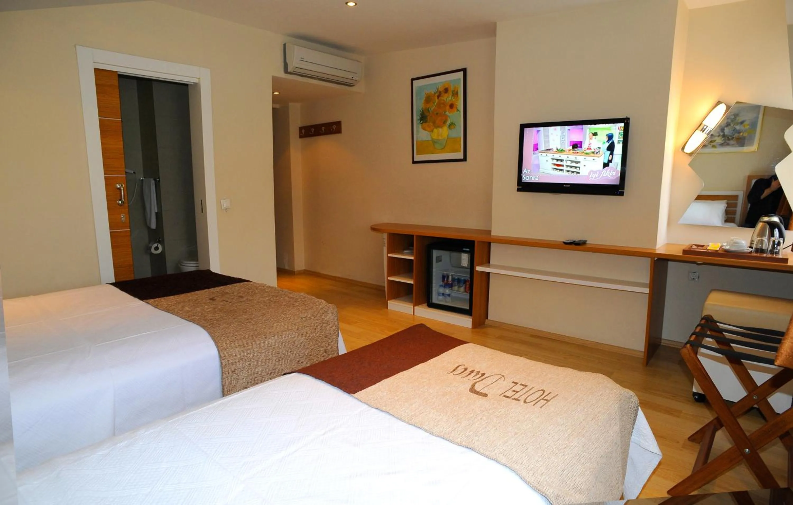 Photo of the whole room, Bed in Hotel Davos Istanbul