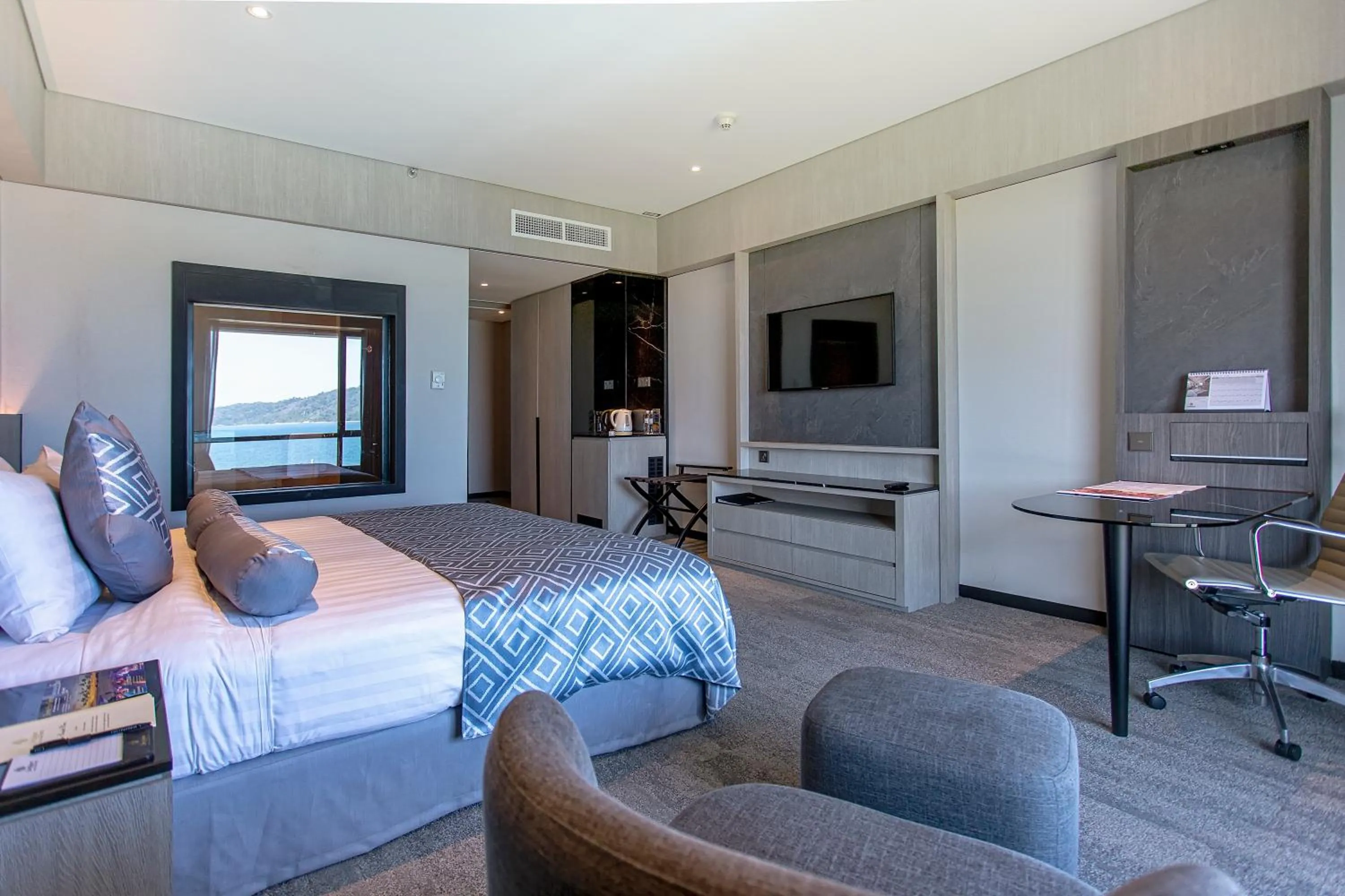 Bedroom, Bed in The Pacific Sutera Hotel