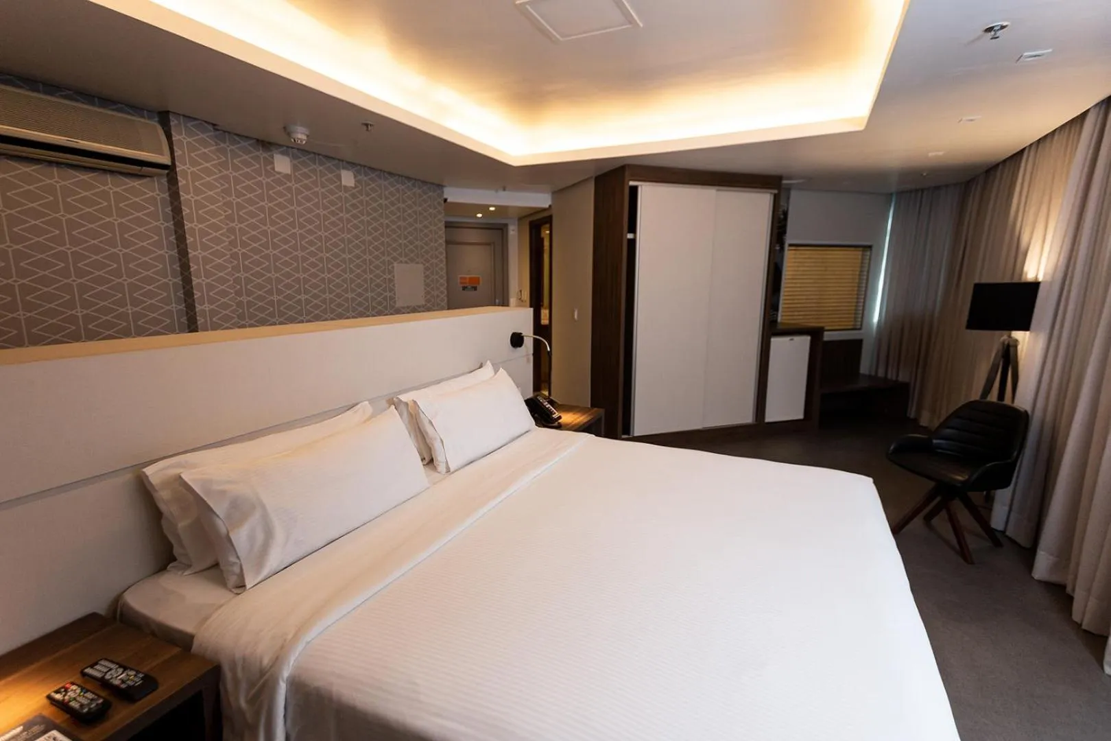 Photo of the whole room, Bed in Master Porto Alegre Hotel - Av Carlos Gomes, Próximo ao Consulado Americano