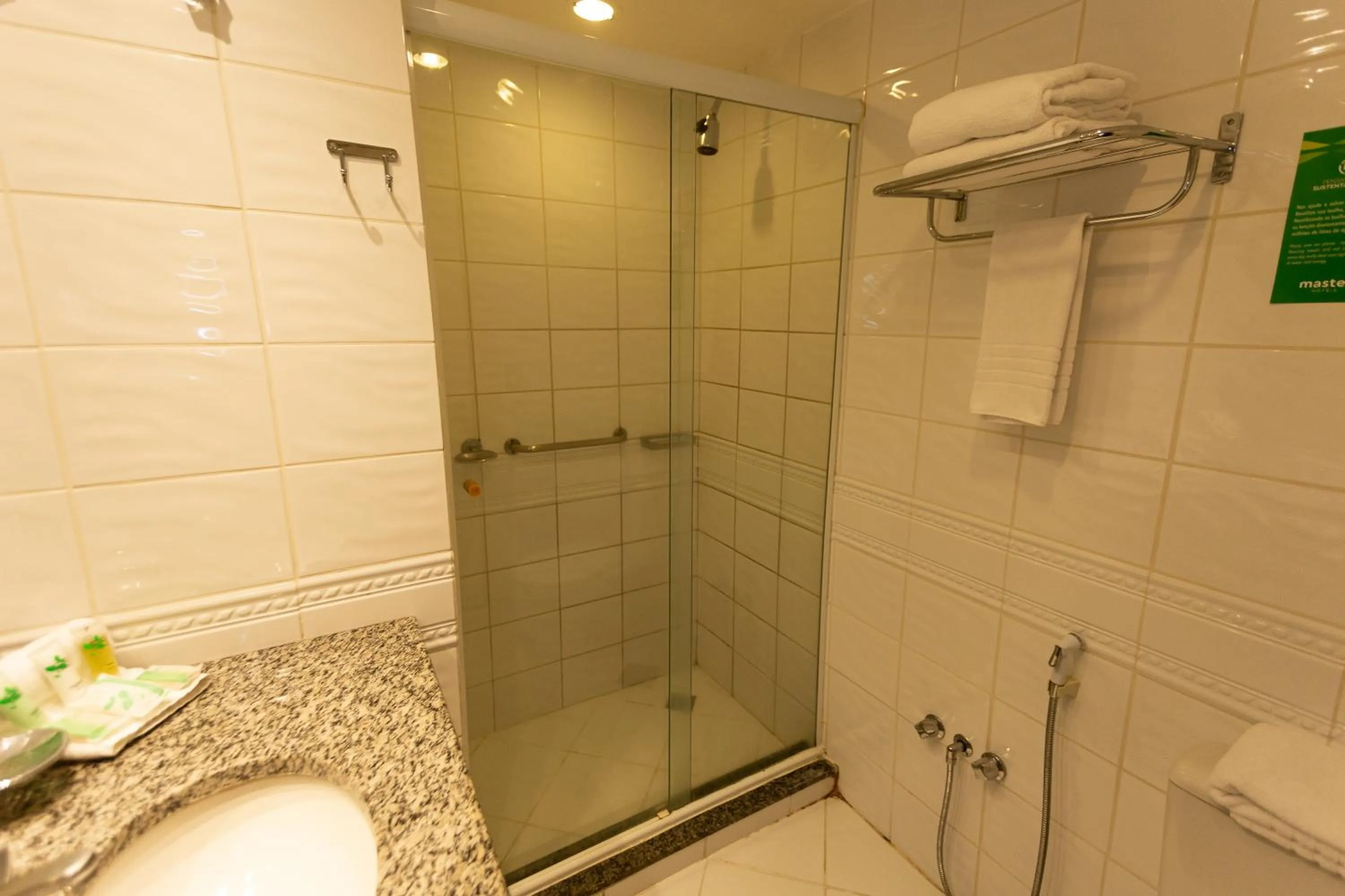 Bathroom in Master Porto Alegre Hotel - Av Carlos Gomes, Próximo ao Consulado Americano