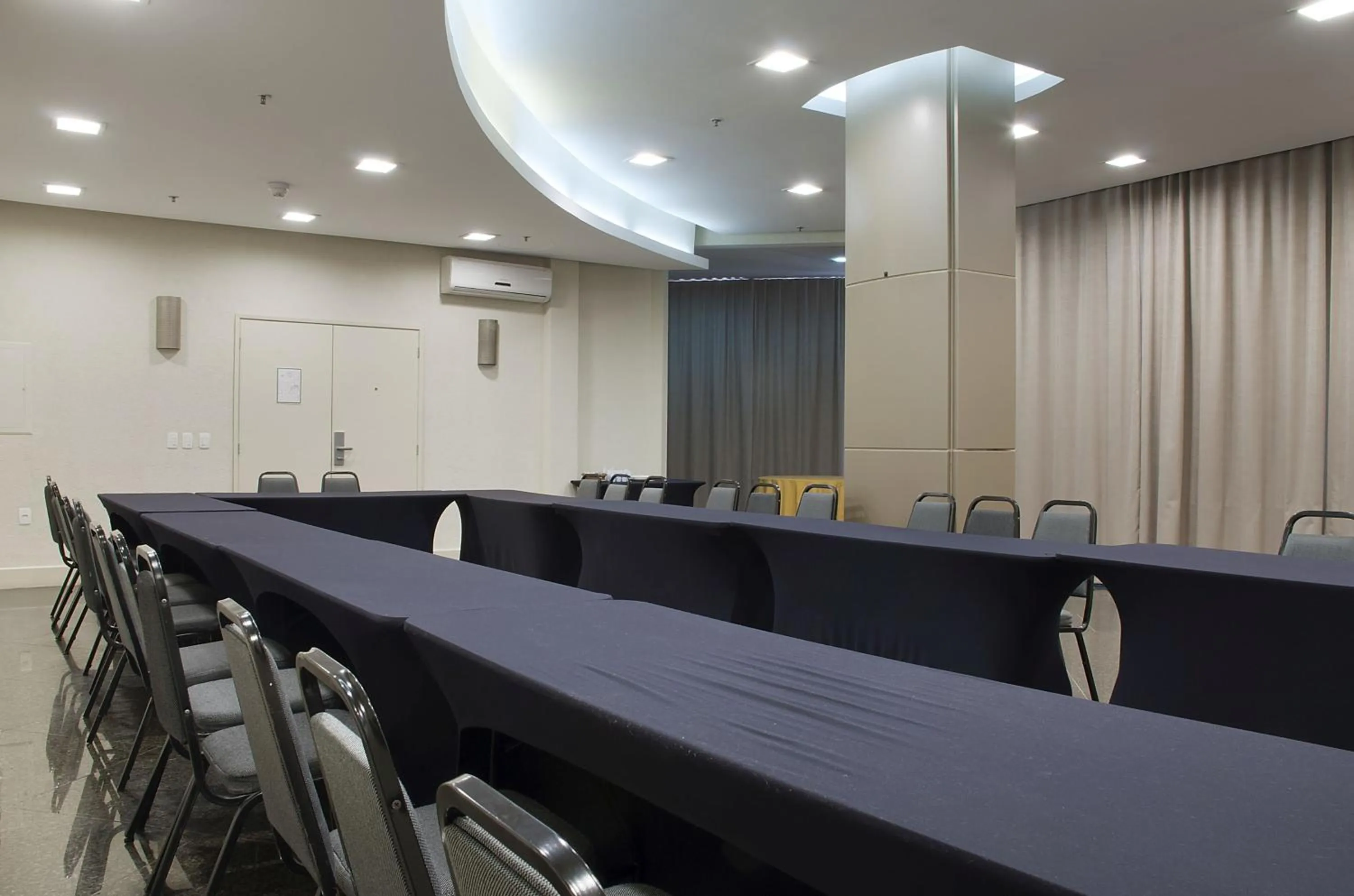 Business facilities in Master Porto Alegre Hotel - Av Carlos Gomes, Próximo ao Consulado Americano