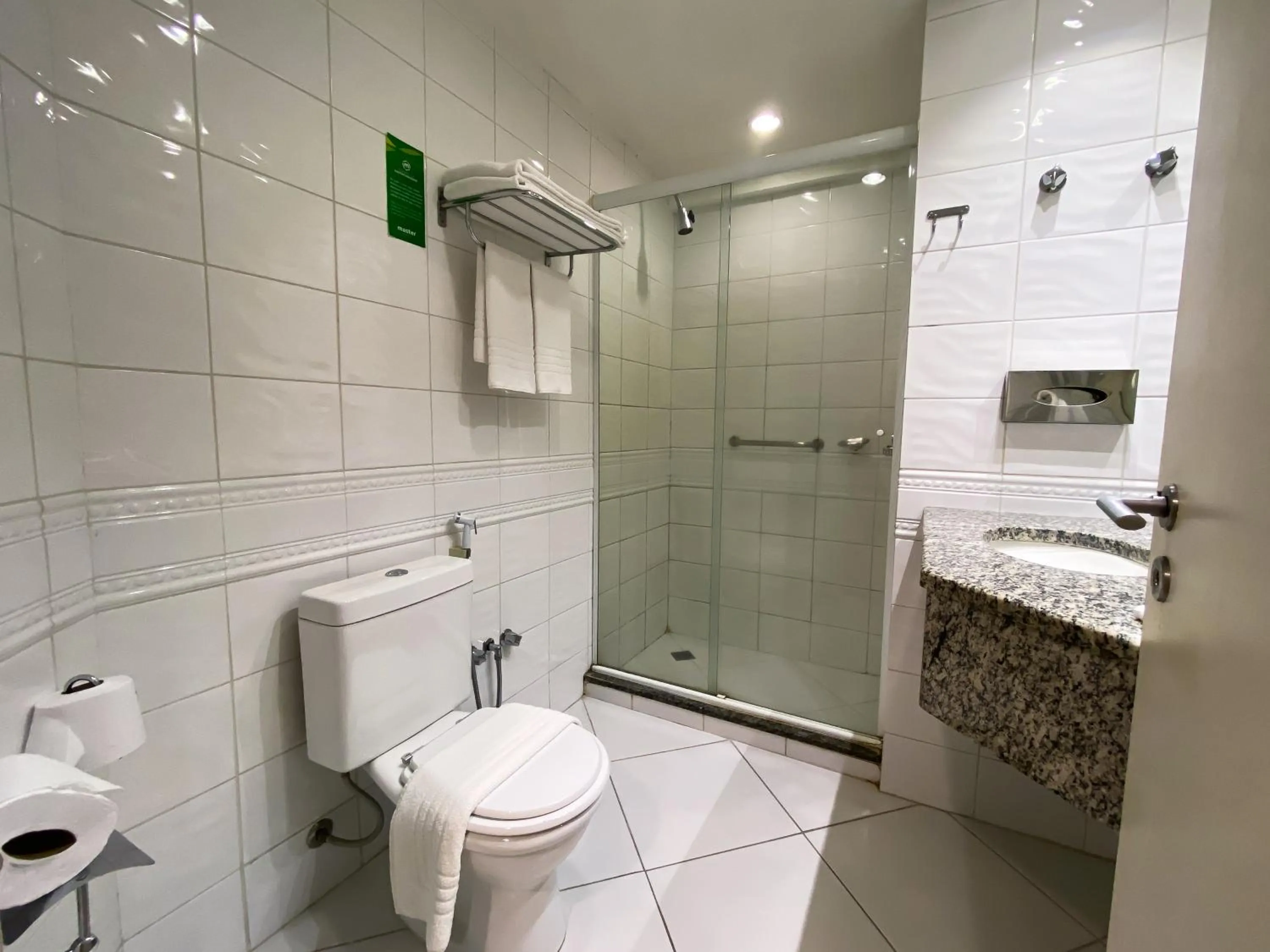 Bathroom in Master Porto Alegre Hotel - Av Carlos Gomes, Próximo ao Consulado Americano