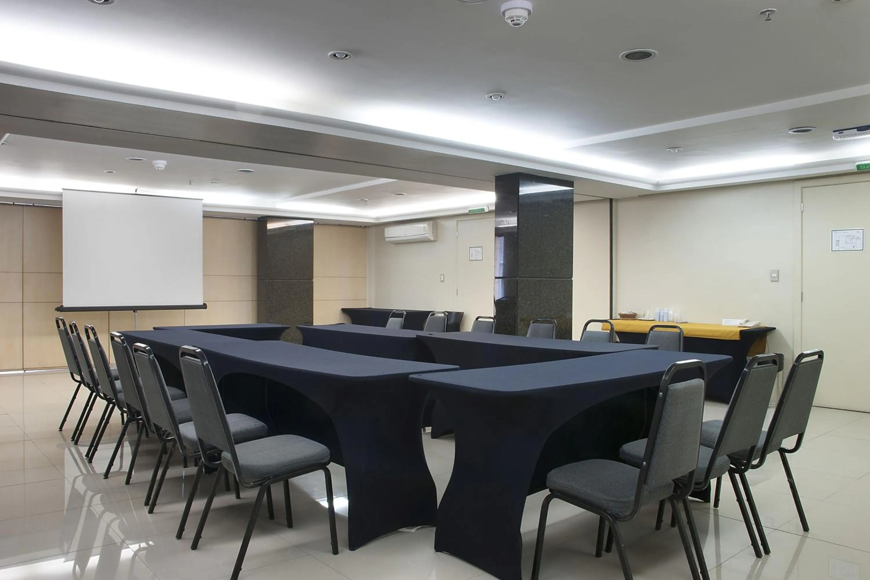 Meeting/conference room in Master Porto Alegre Hotel - Av Carlos Gomes, Próximo ao Consulado Americano