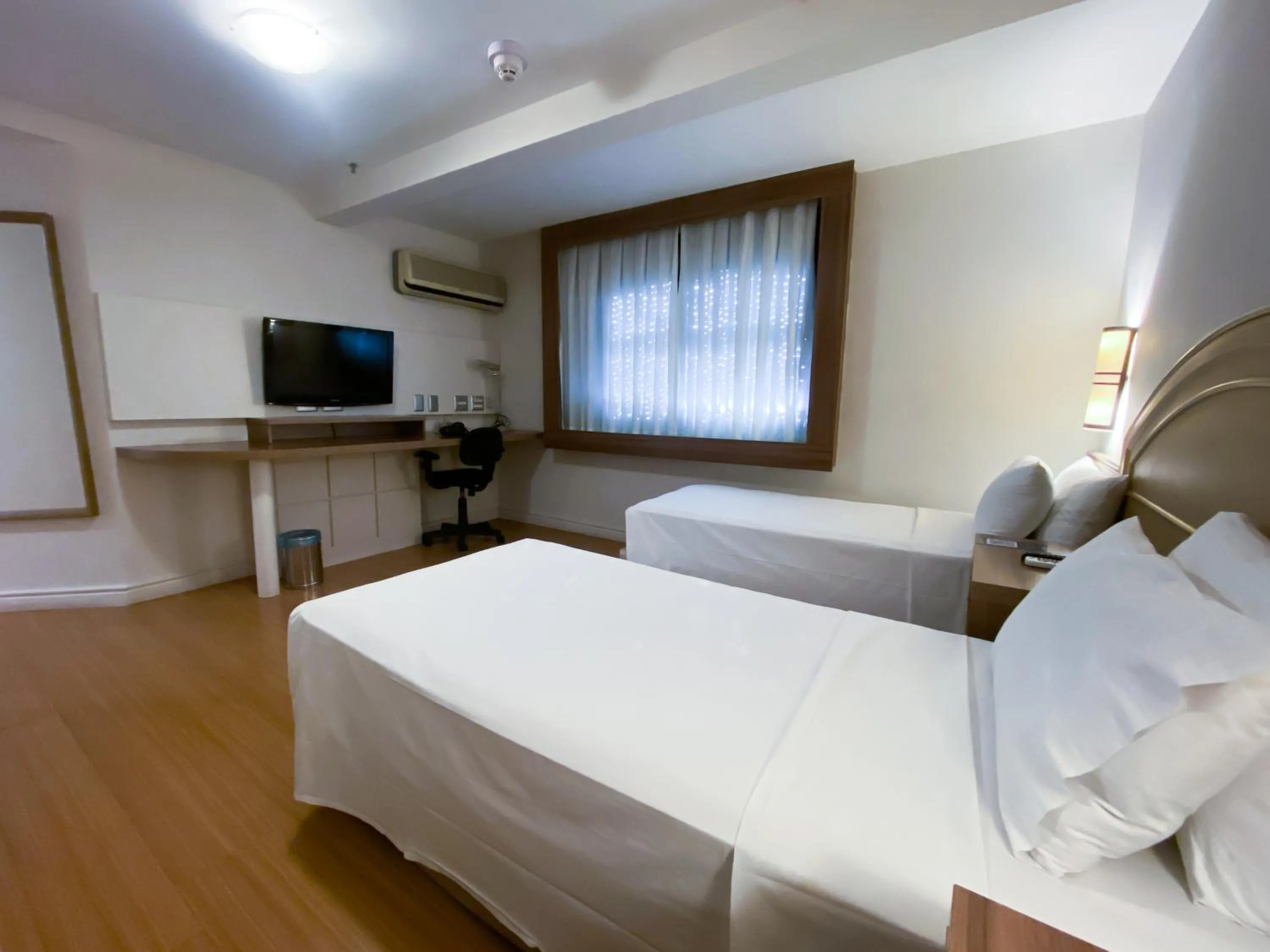 Photo of the whole room, Bed in Master Porto Alegre Hotel - Av Carlos Gomes, Próximo ao Consulado Americano