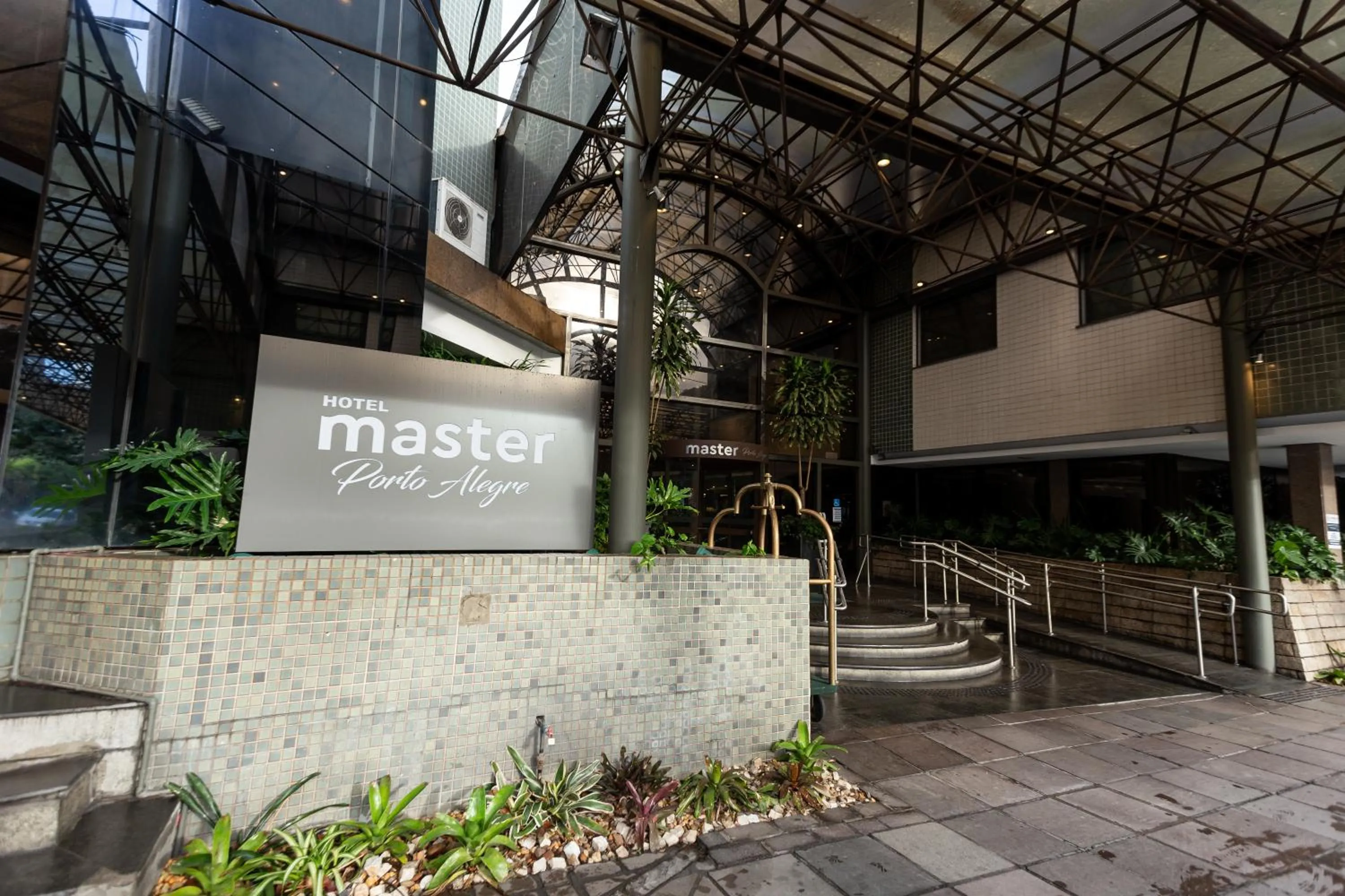 Facade/entrance in Master Porto Alegre Hotel - Av Carlos Gomes, Próximo ao Consulado Americano