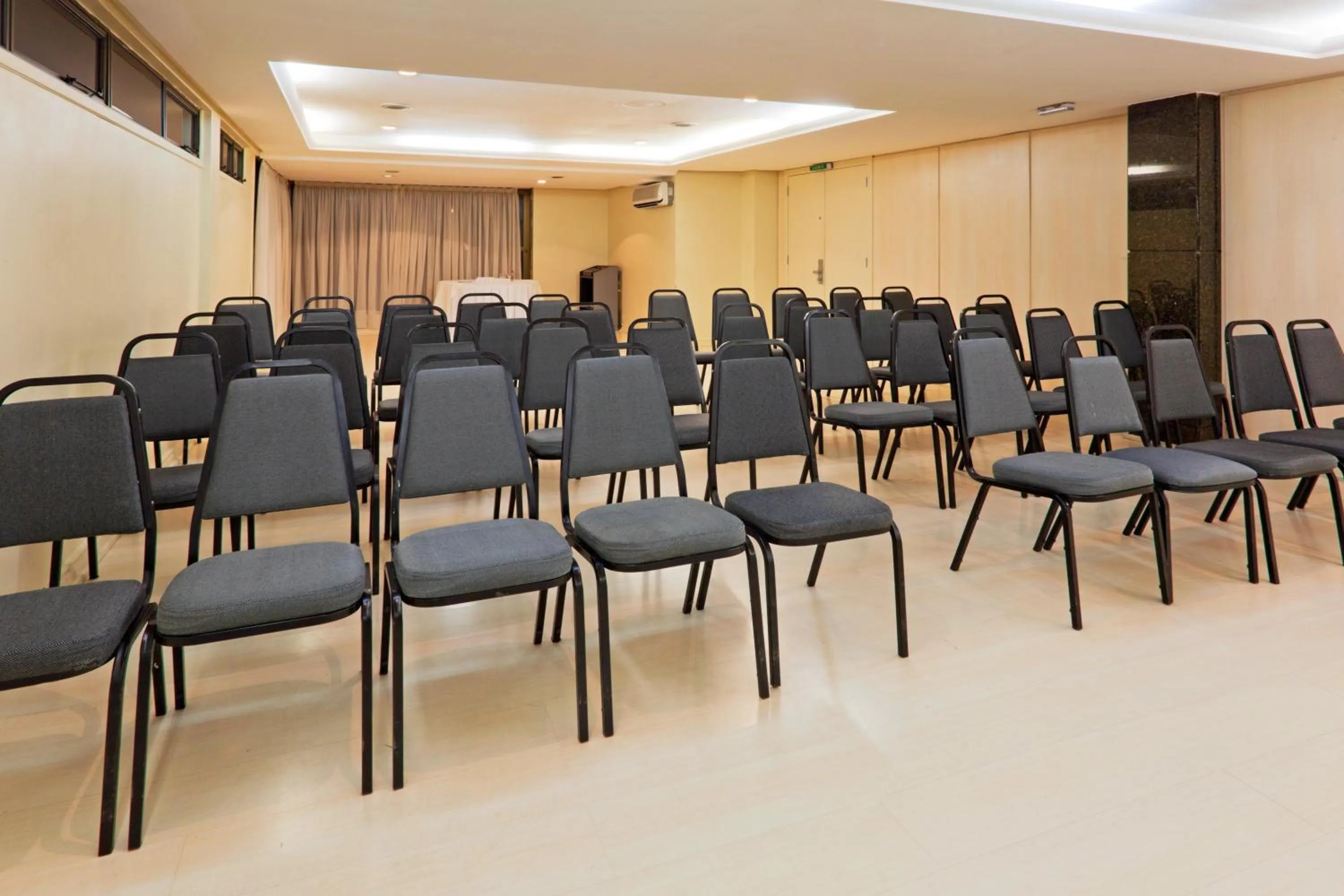 Business facilities in Master Porto Alegre Hotel - Av Carlos Gomes, Próximo ao Consulado Americano