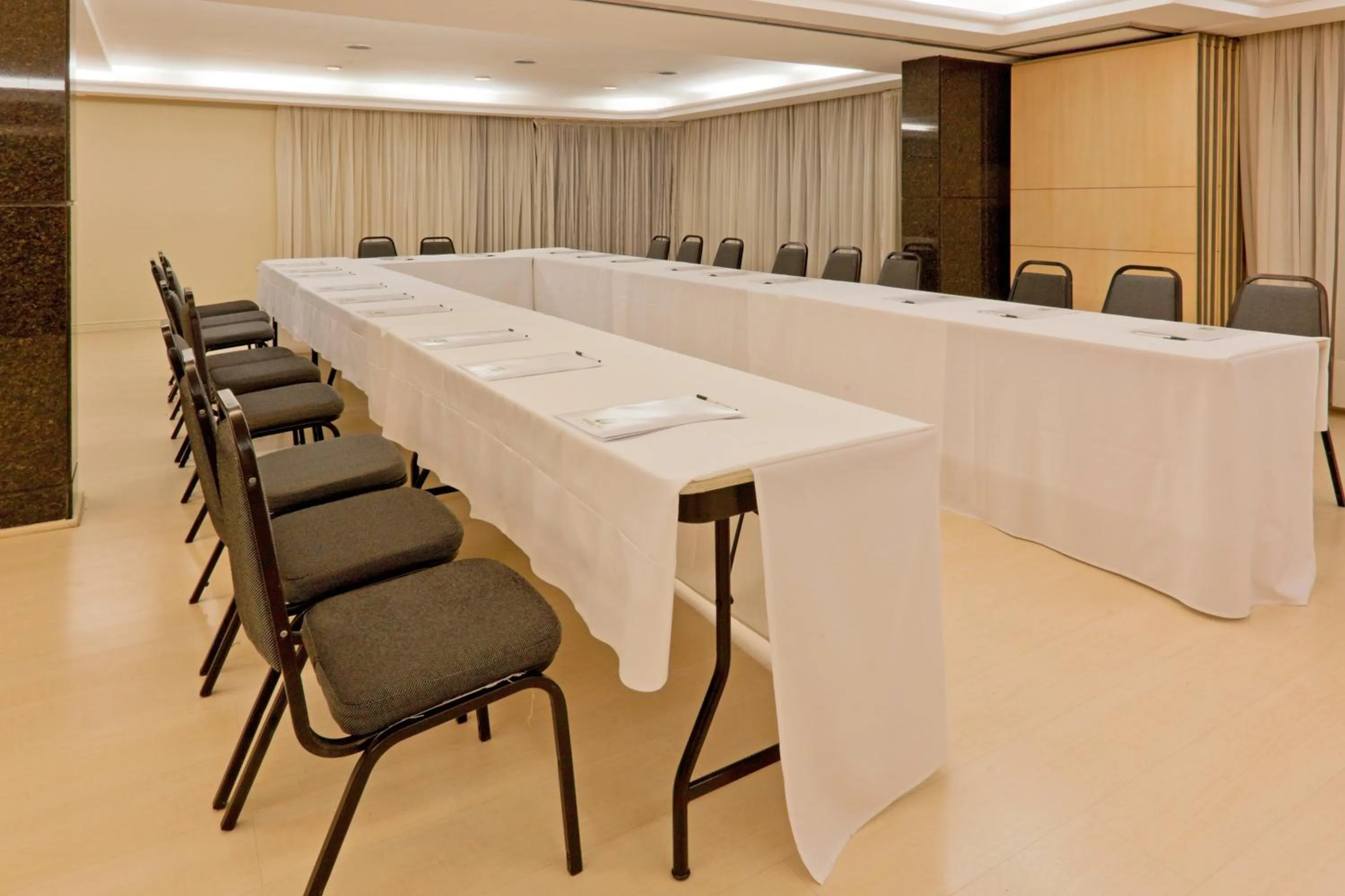 Meeting/conference room in Master Porto Alegre Hotel - Av Carlos Gomes, Próximo ao Consulado Americano