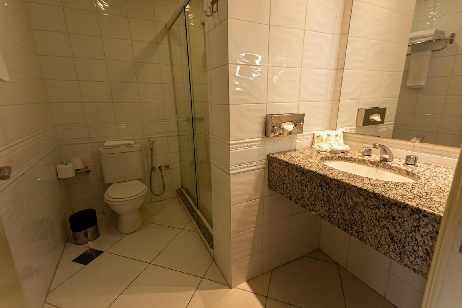 Toilet in Master Porto Alegre Hotel - Av Carlos Gomes, Próximo ao Consulado Americano