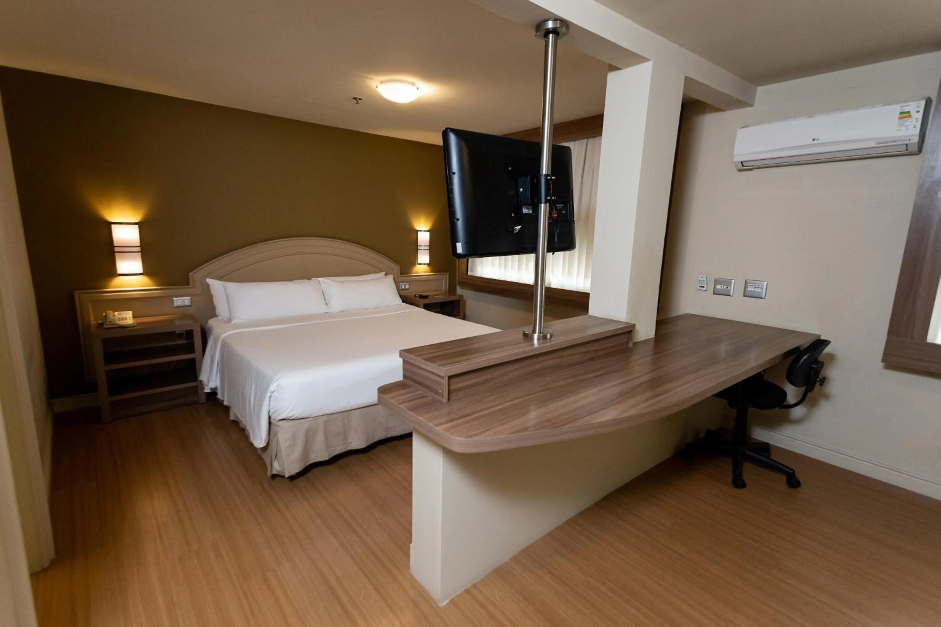 Bedroom, Bed in Master Porto Alegre Hotel - Av Carlos Gomes, Próximo ao Consulado Americano