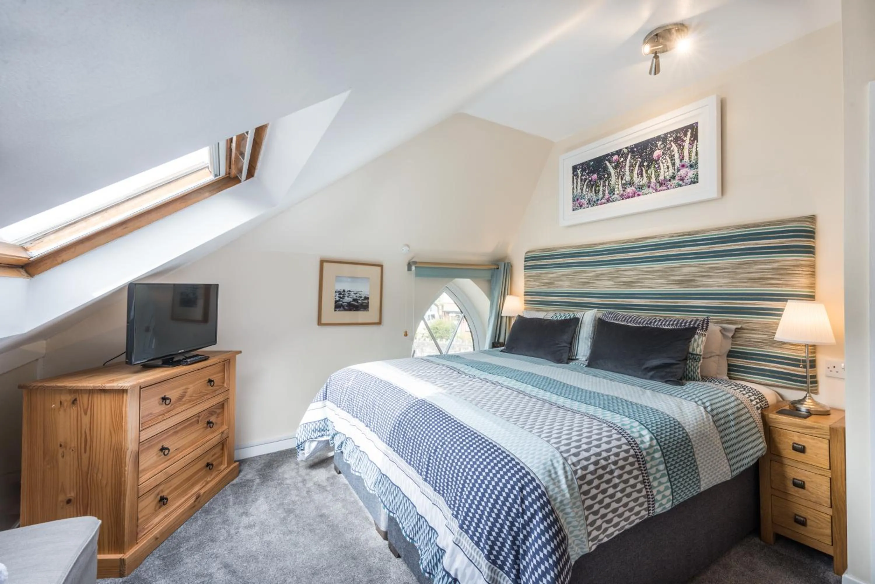 Bedroom, Bed in Tudor Lodge