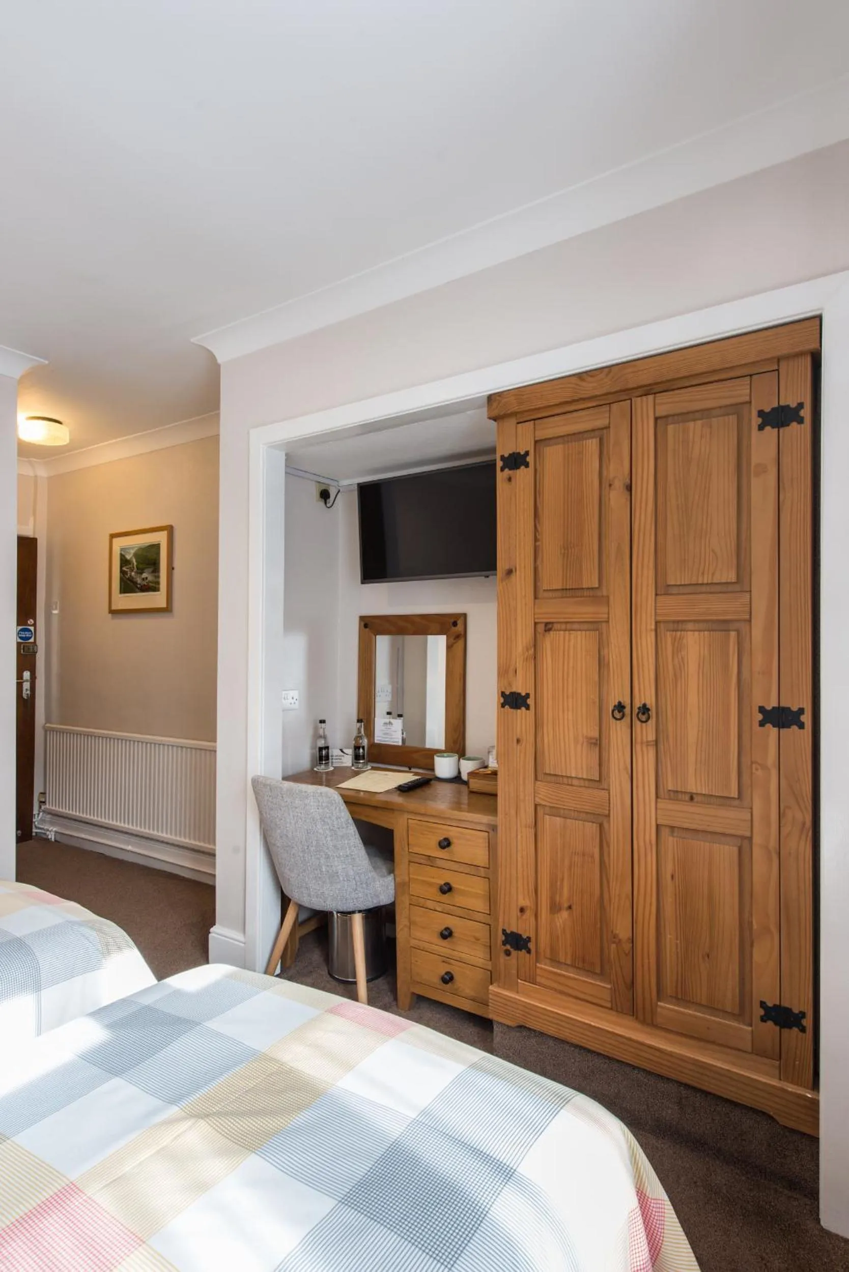 Bedroom, Bed in Tudor Lodge