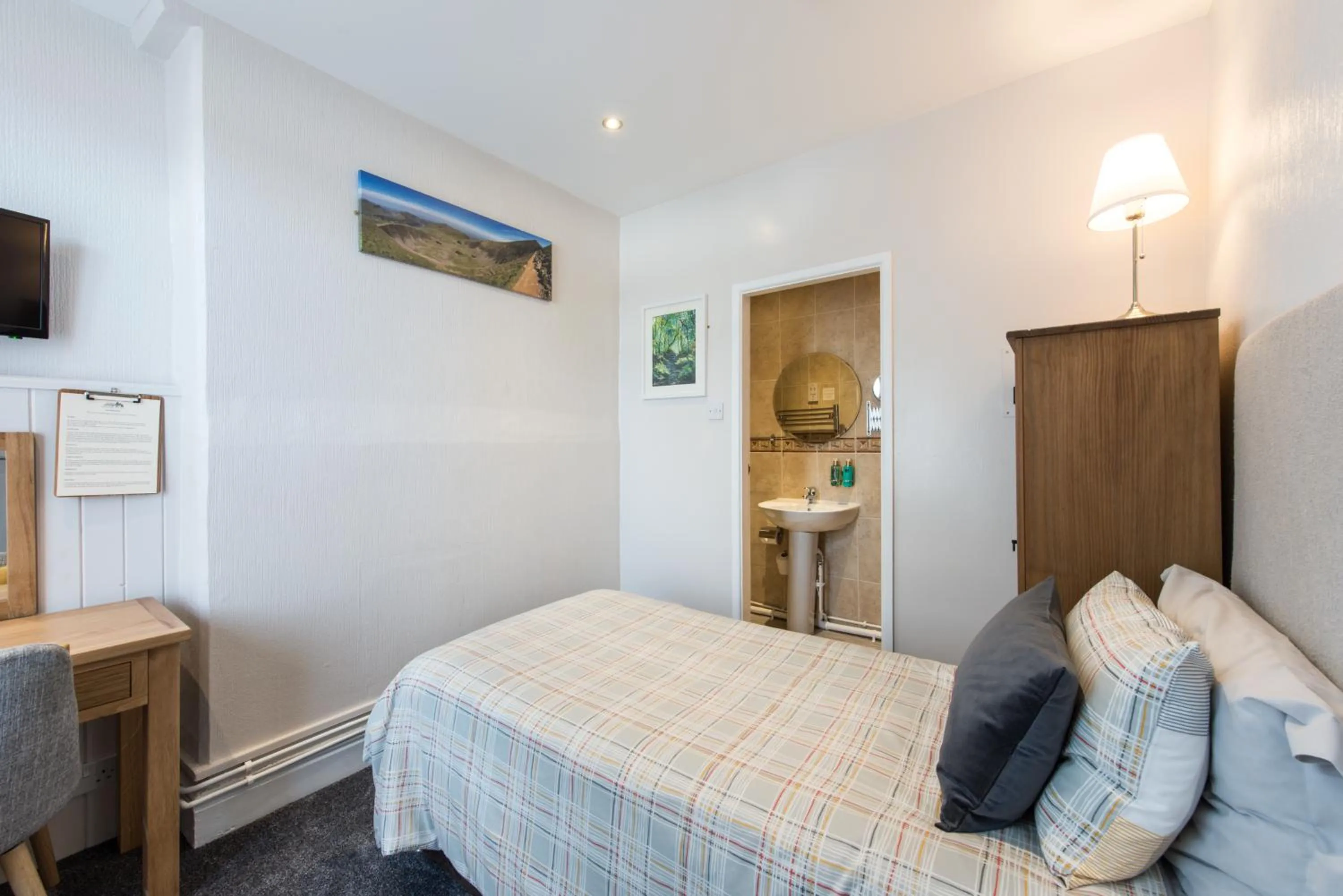 Bedroom, Bed in Tudor Lodge