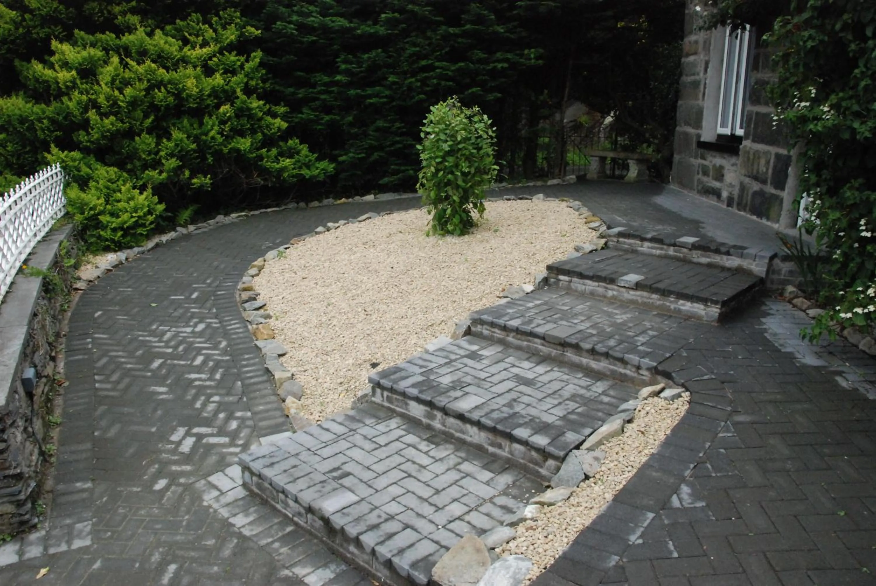 Facade/entrance in Tudor Lodge