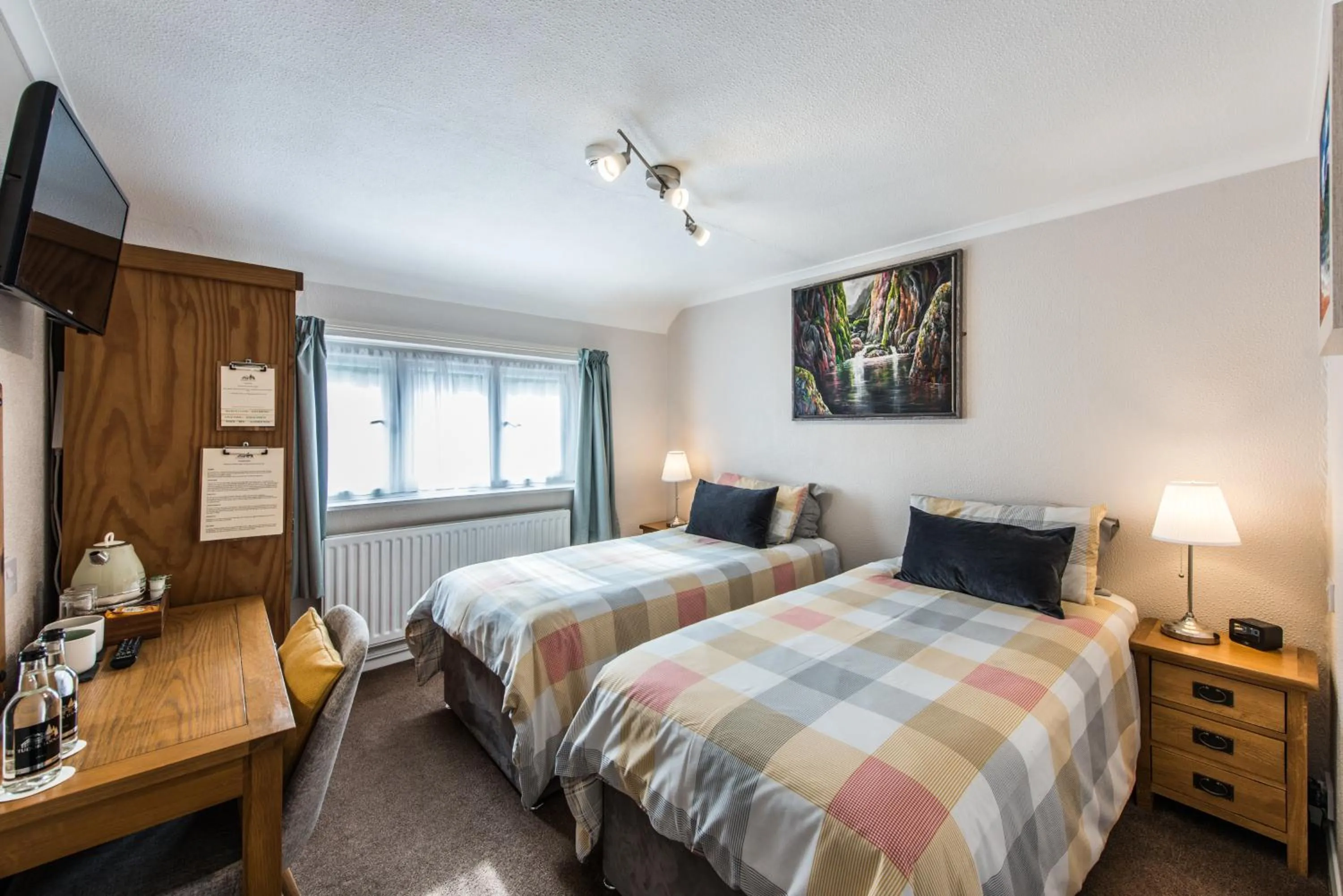 Bedroom, Bed in Tudor Lodge