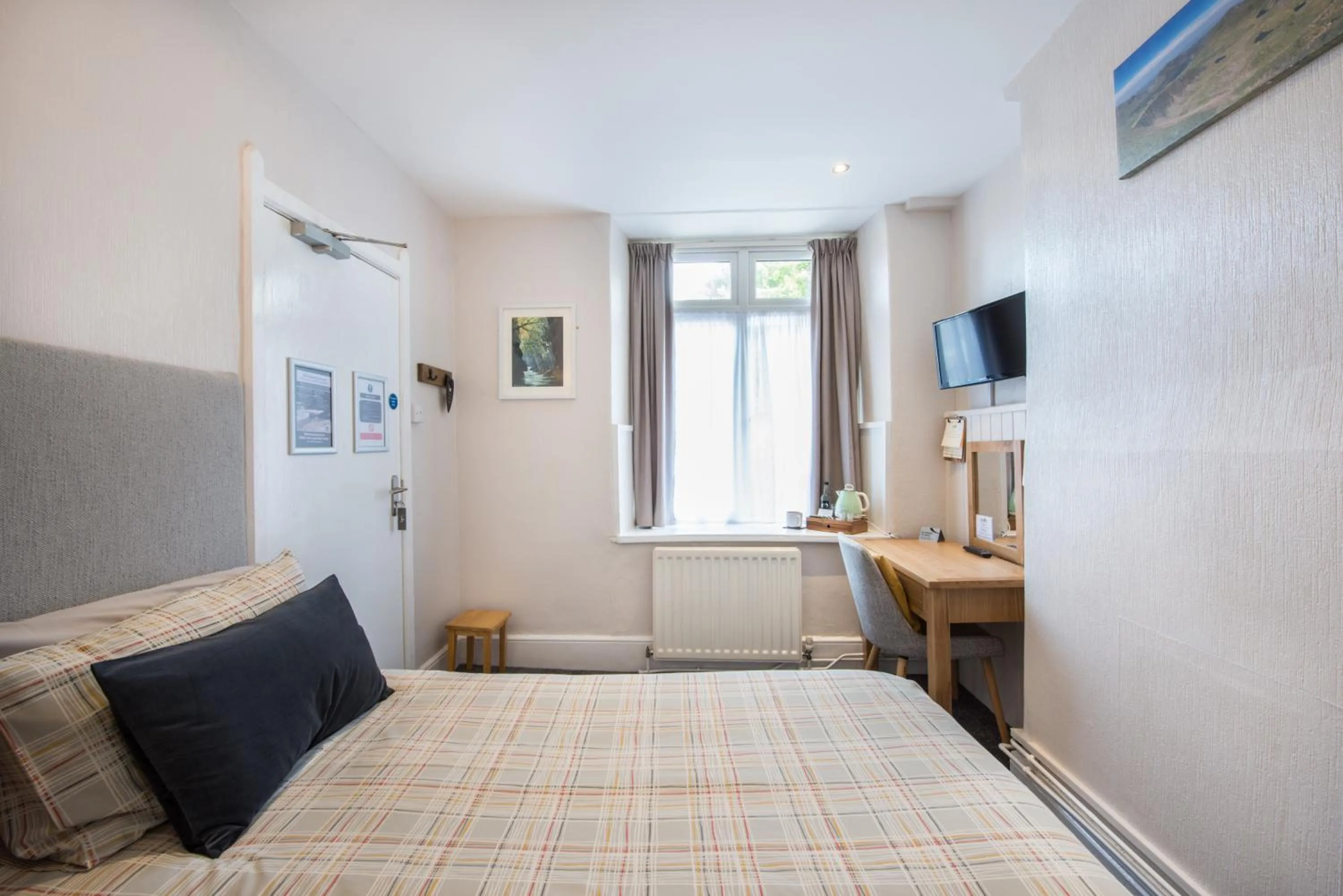 Bedroom, Bed in Tudor Lodge
