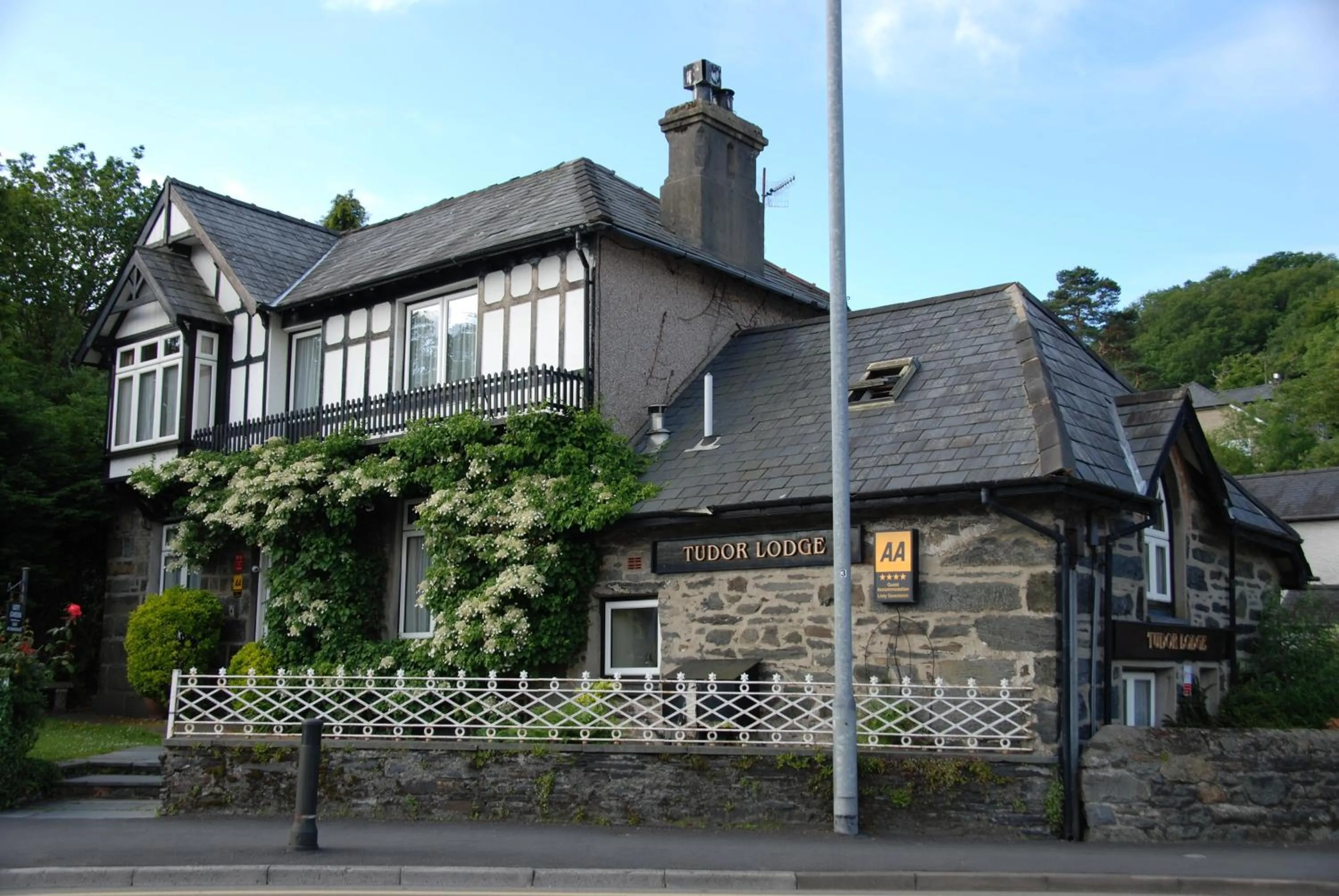 Facade/entrance in Tudor Lodge