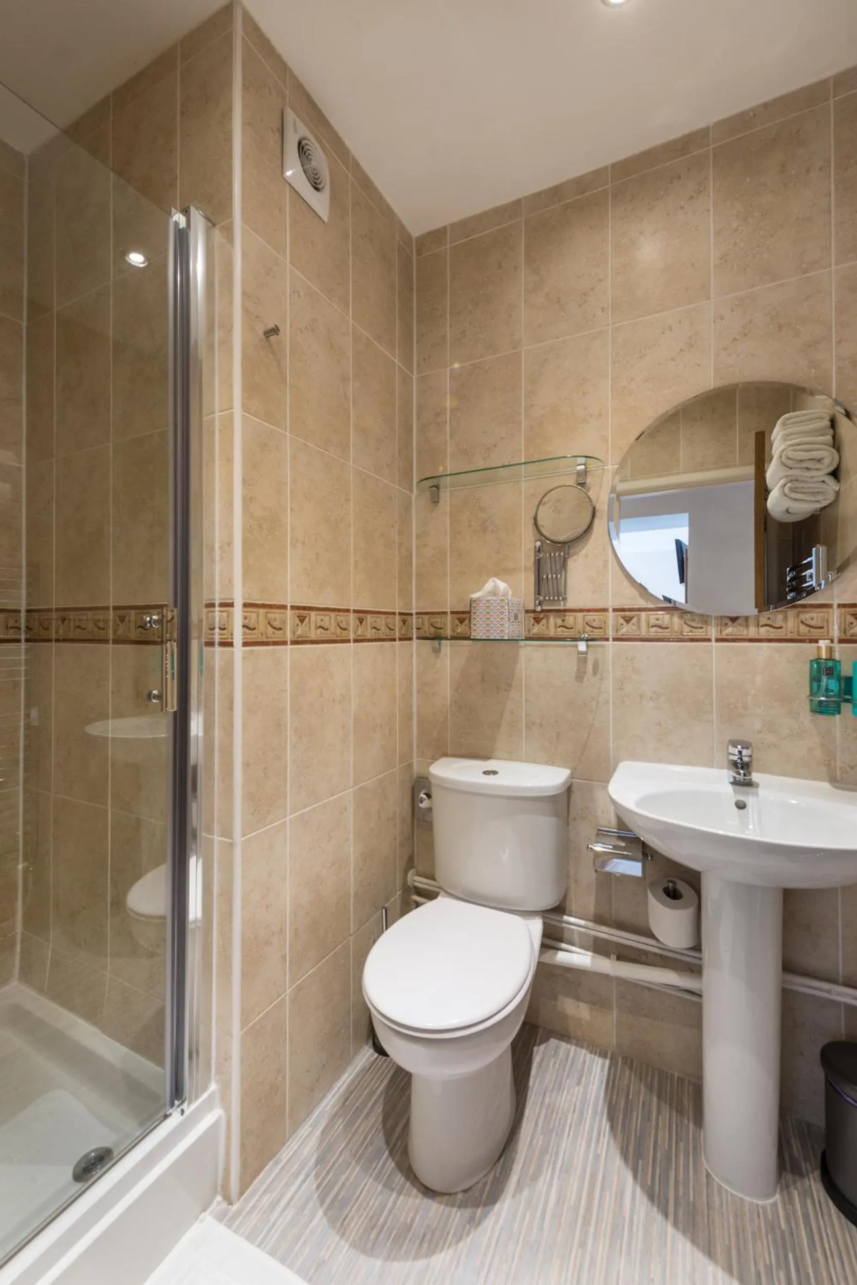 Bathroom in Tudor Lodge